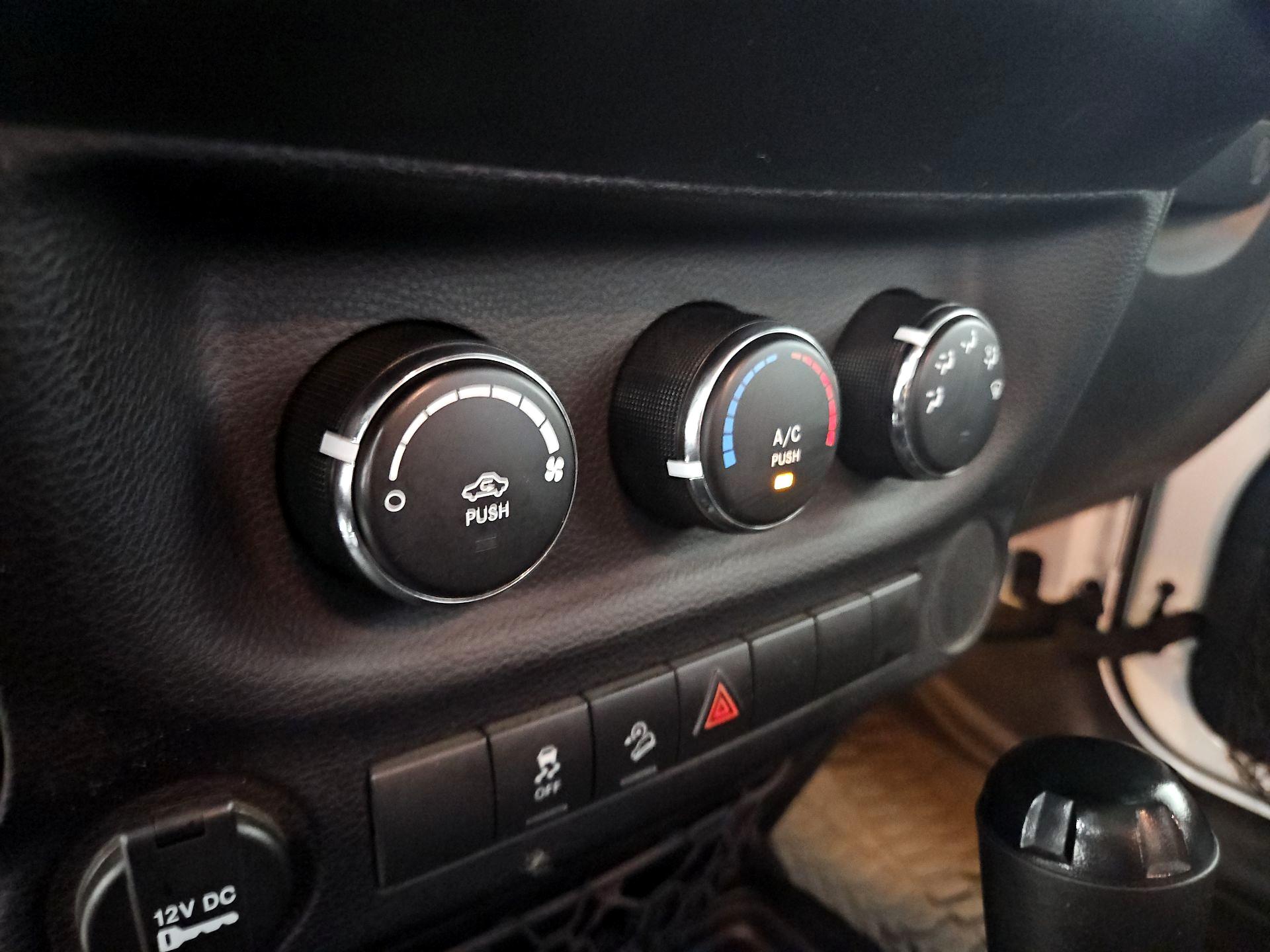 Thumbnail: 2016 Jeep Wrangler - 12