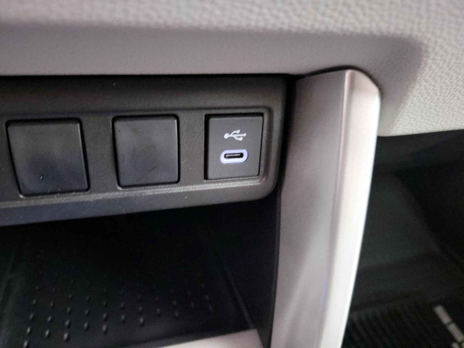 2025 Toyota Corolla Cross L - Photo 19