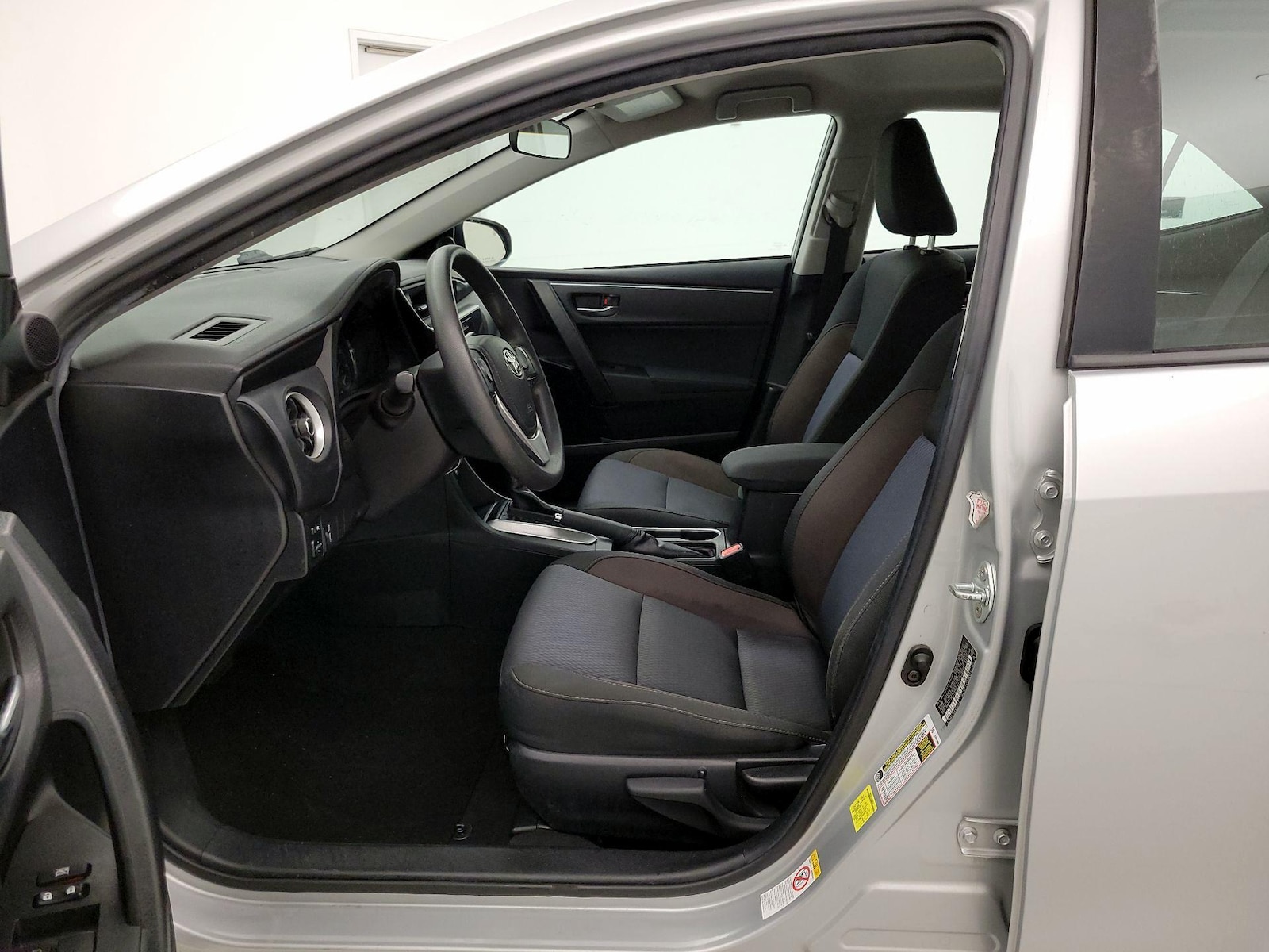 2018 Toyota Corolla LE - Photo 12