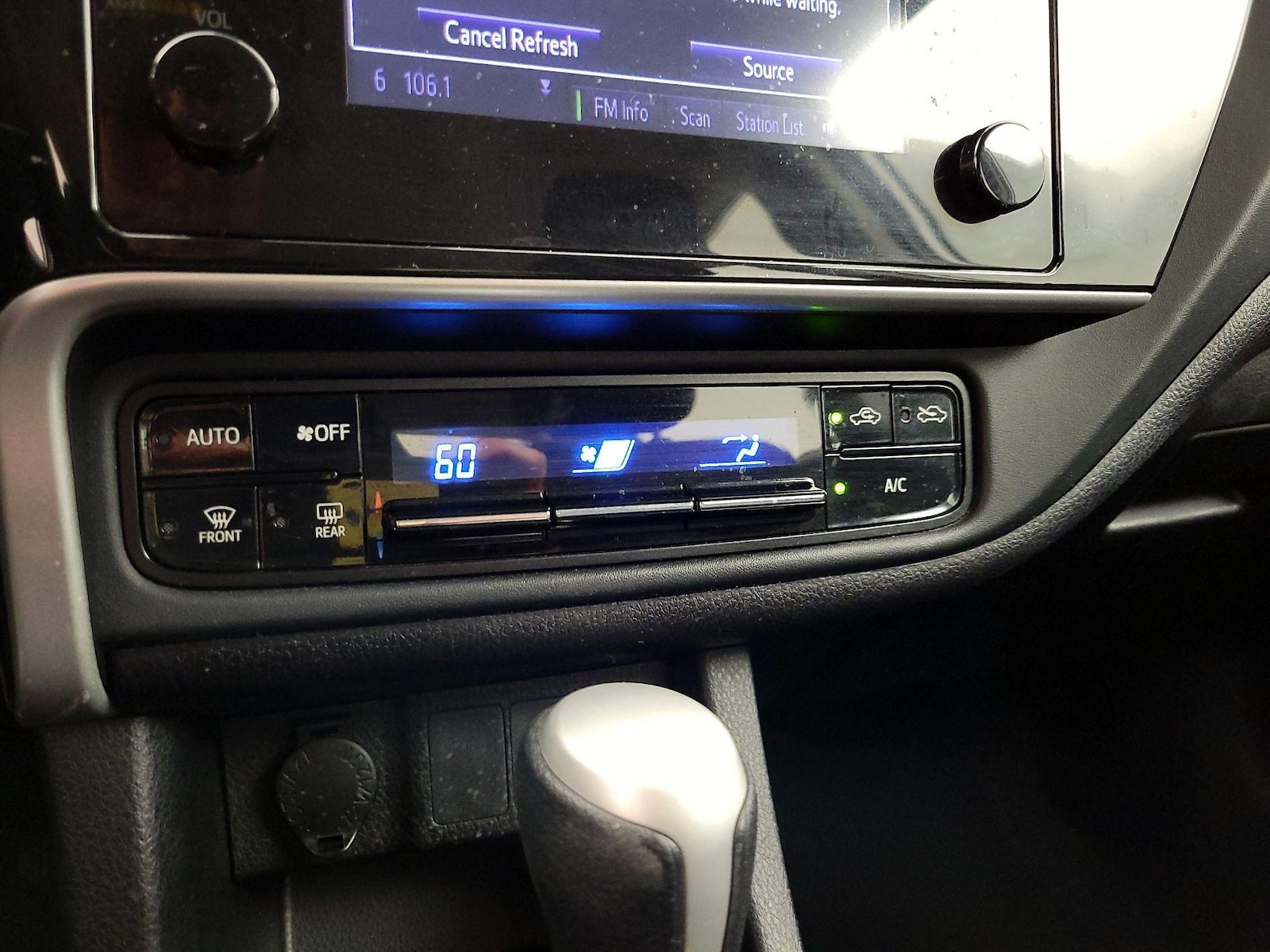 2018 Toyota Corolla LE - Photo 17