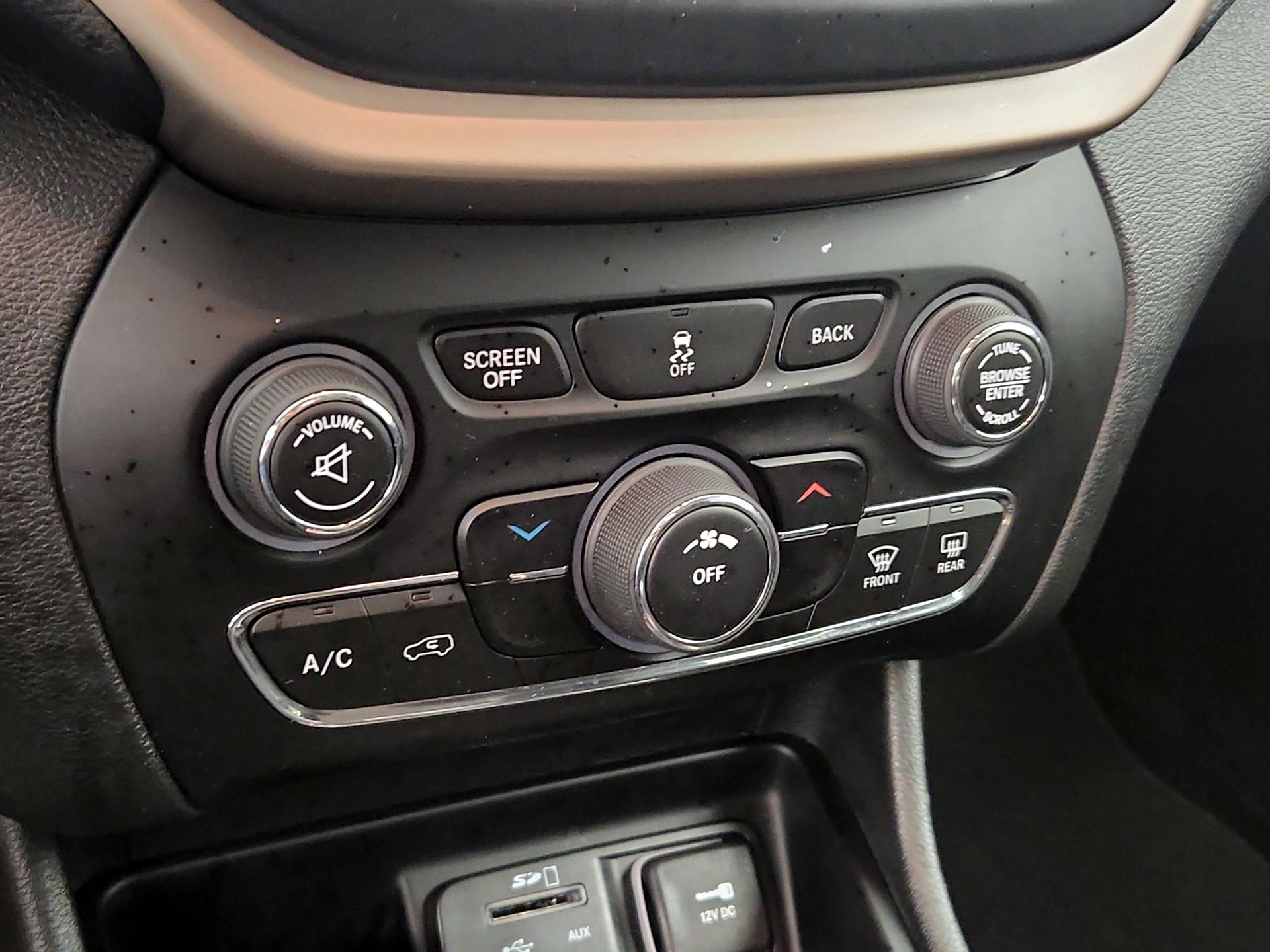 Thumbnail: 2015 Jeep Cherokee - 16