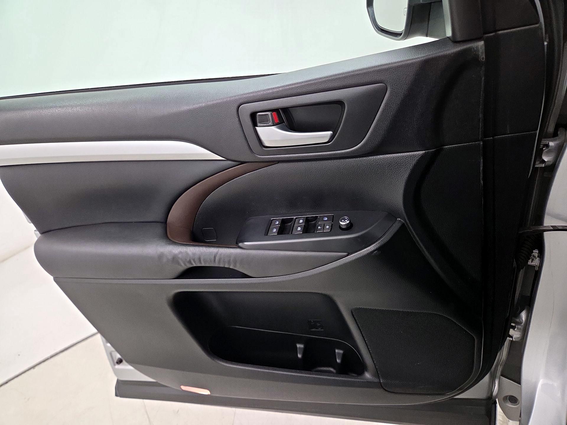 Thumbnail: 2015 Toyota Highlander - 12