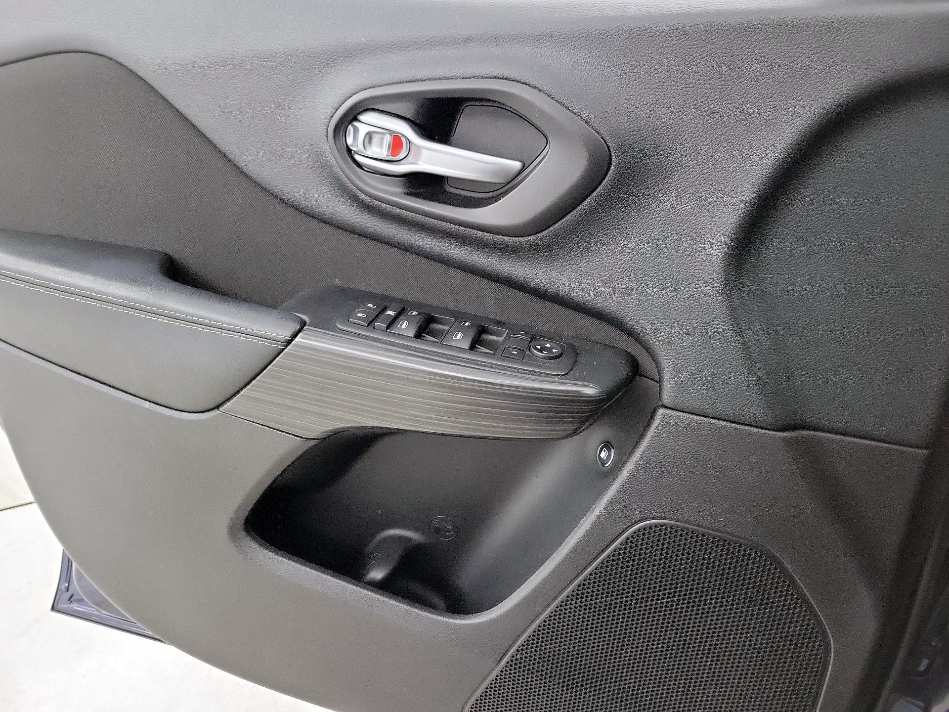 Thumbnail: 2016 Jeep Cherokee - 12