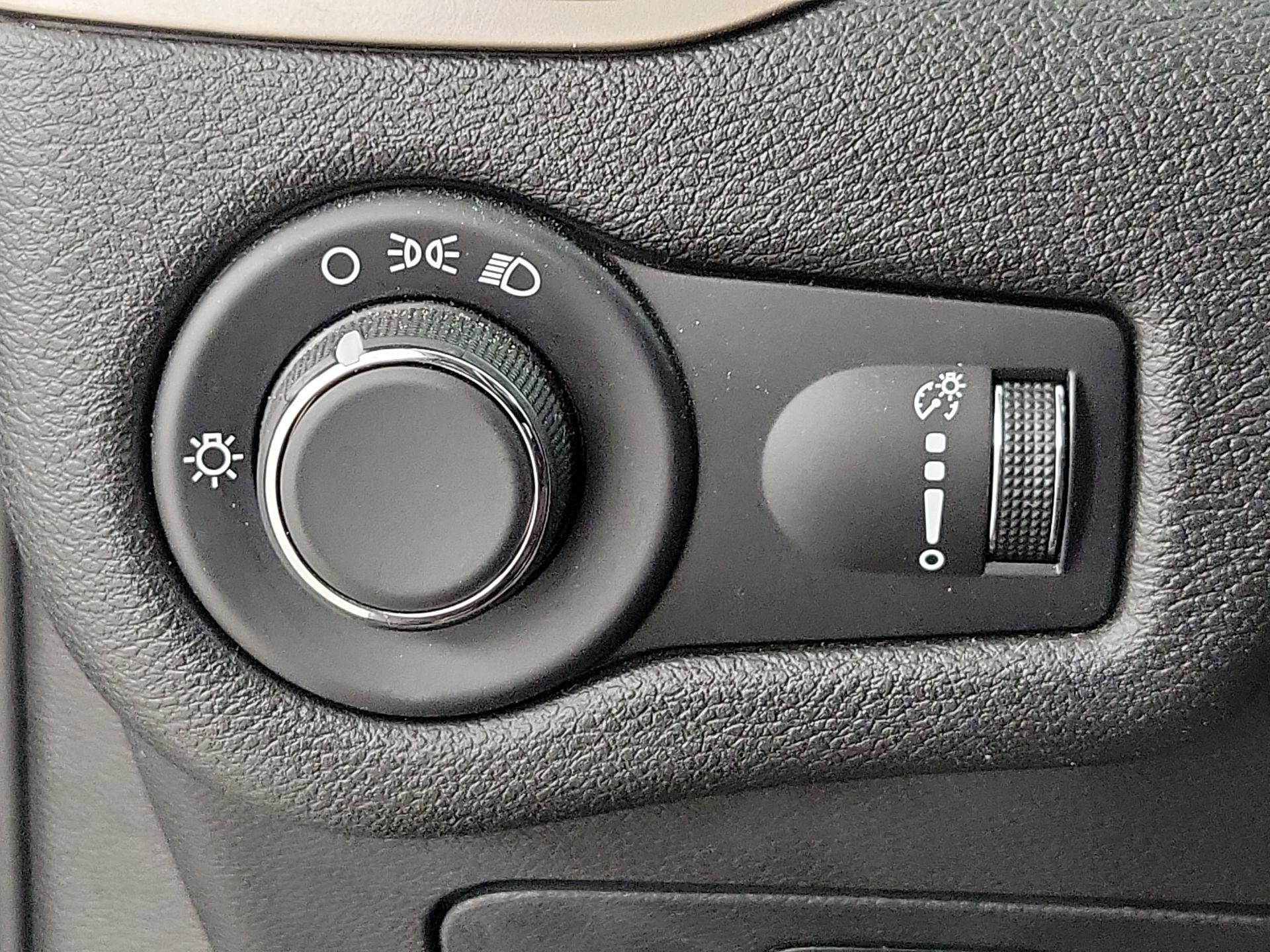 Thumbnail: 2016 Jeep Cherokee - 13