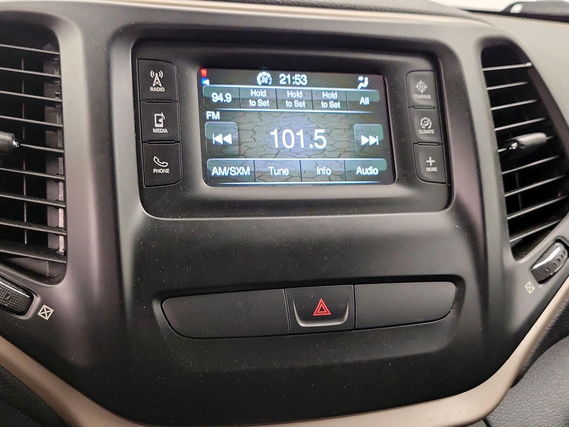 Thumbnail: 2016 Jeep Cherokee - 15