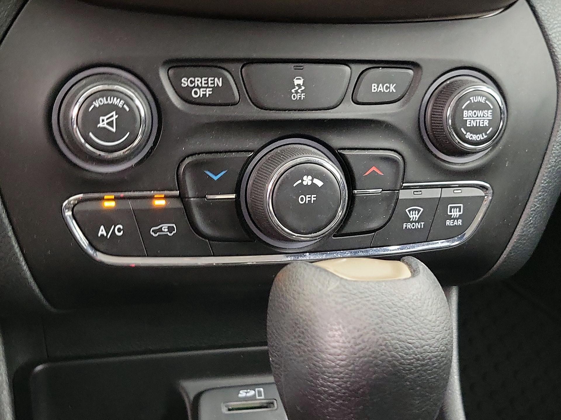 Thumbnail: 2016 Jeep Cherokee - 16