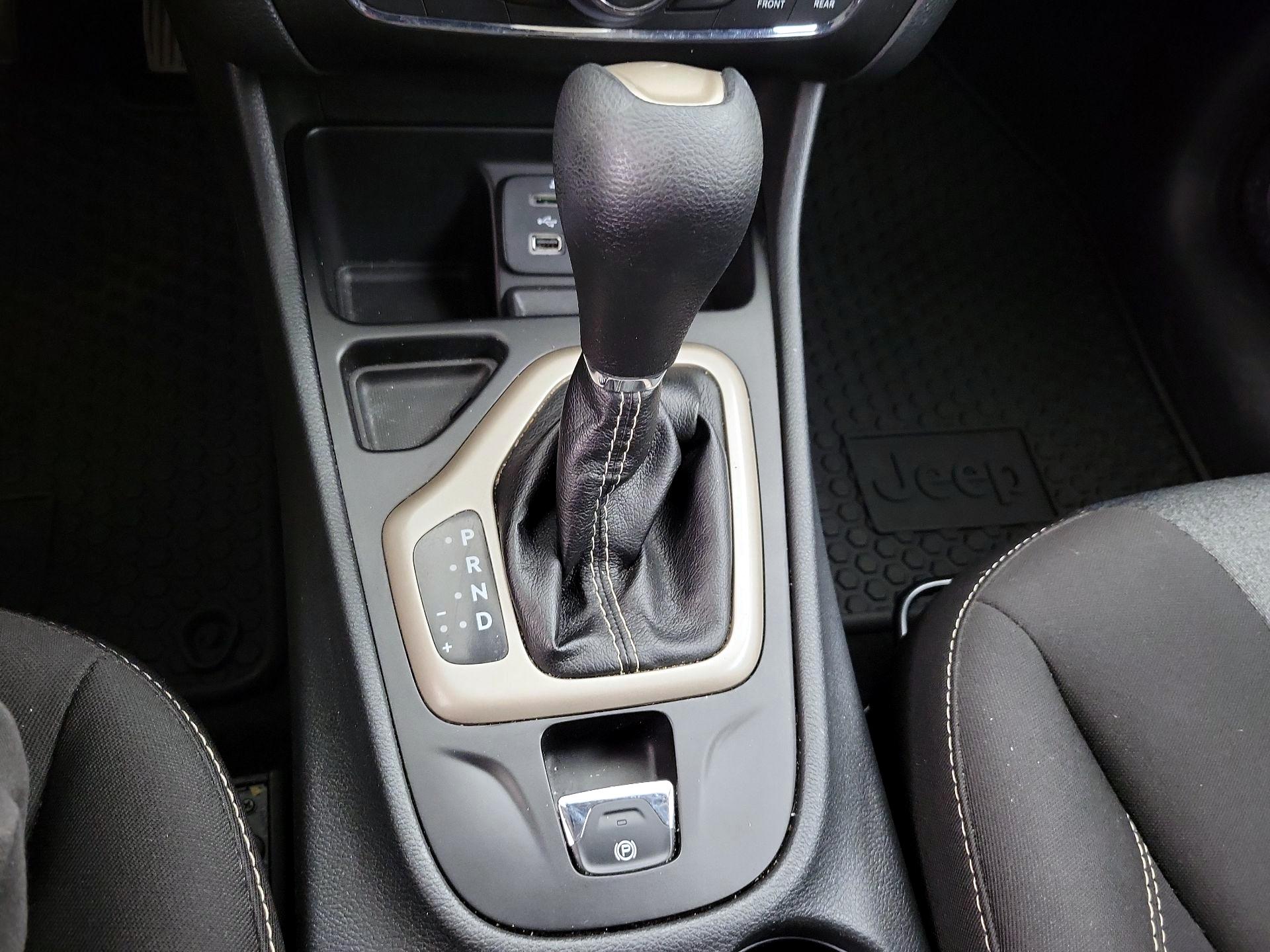 Thumbnail: 2016 Jeep Cherokee - 17