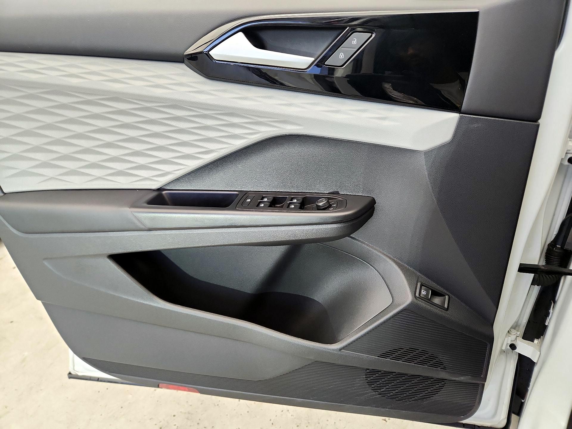 Thumbnail: 2022 Volkswagen Taos - 12