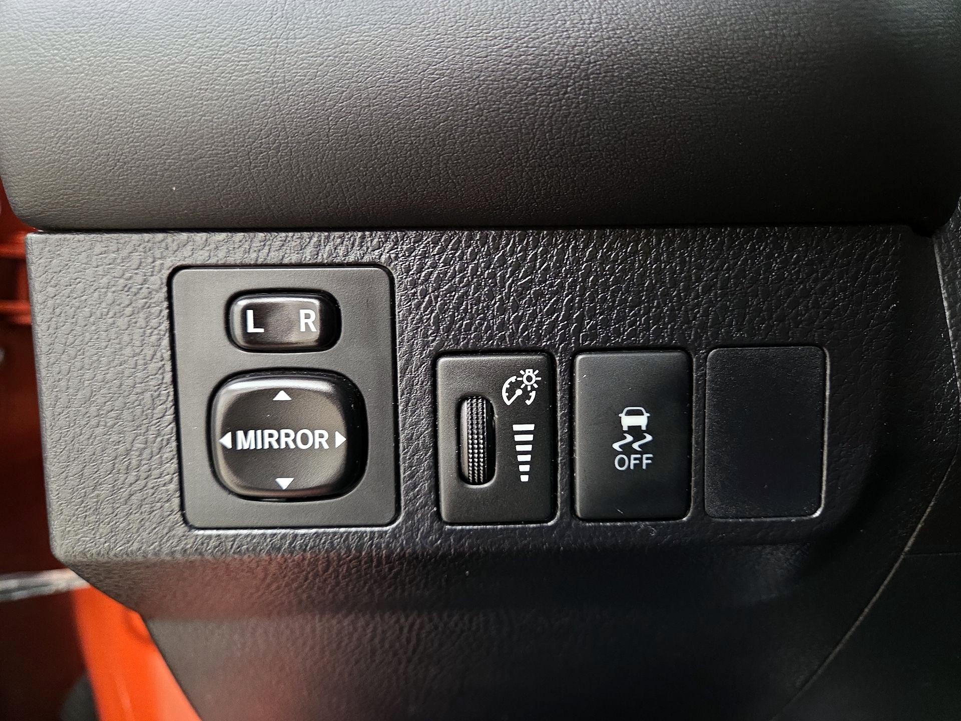 Thumbnail: 2015 Toyota RAV4 - 13