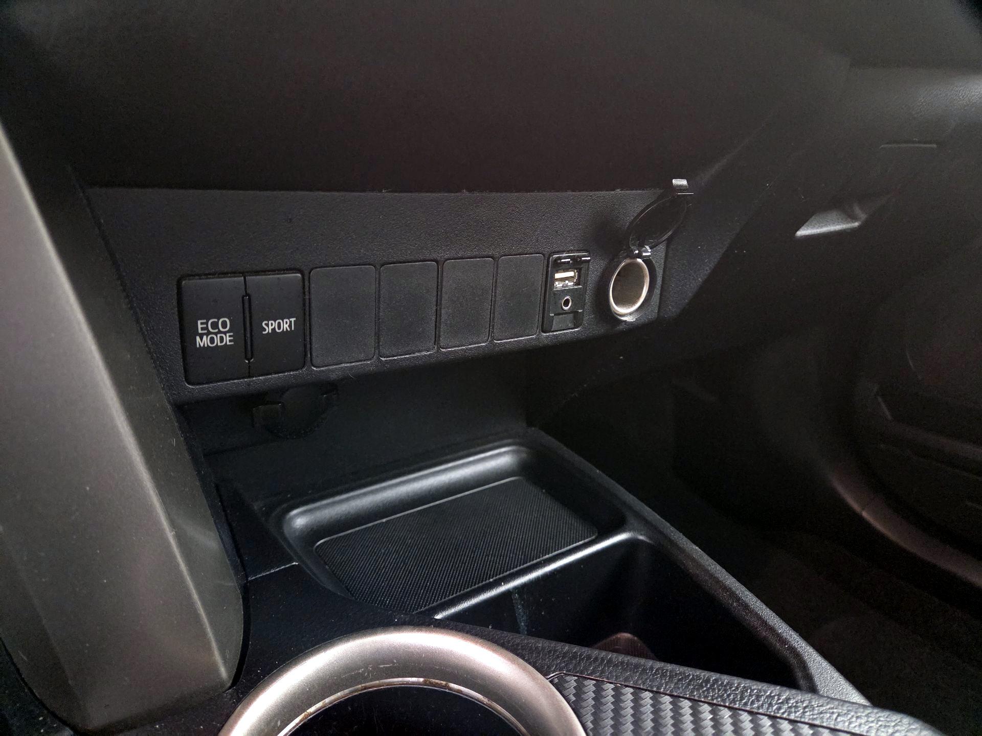 Thumbnail: 2015 Toyota RAV4 - 18