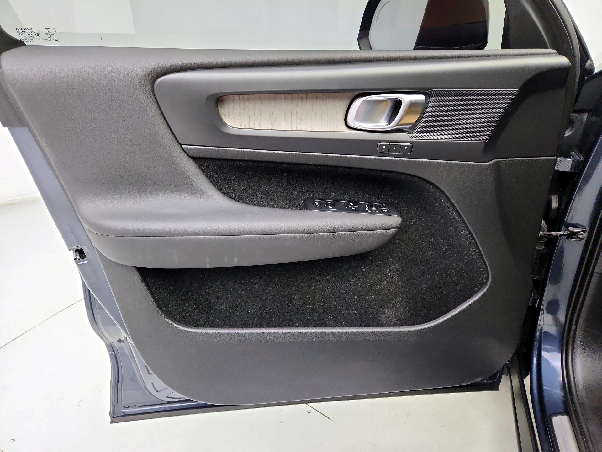 Thumbnail: 2020 Volvo XC40 - 12