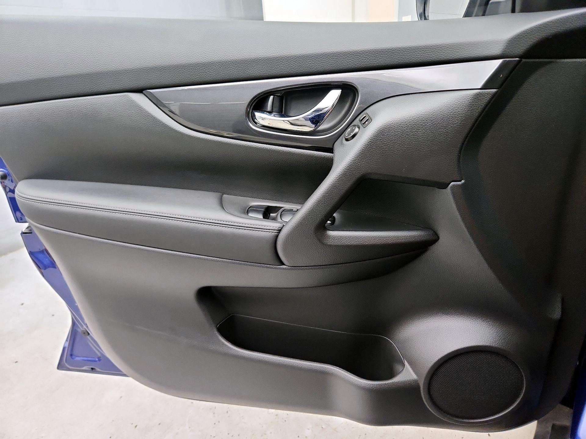 Thumbnail: 2019 Nissan Rogue - 12