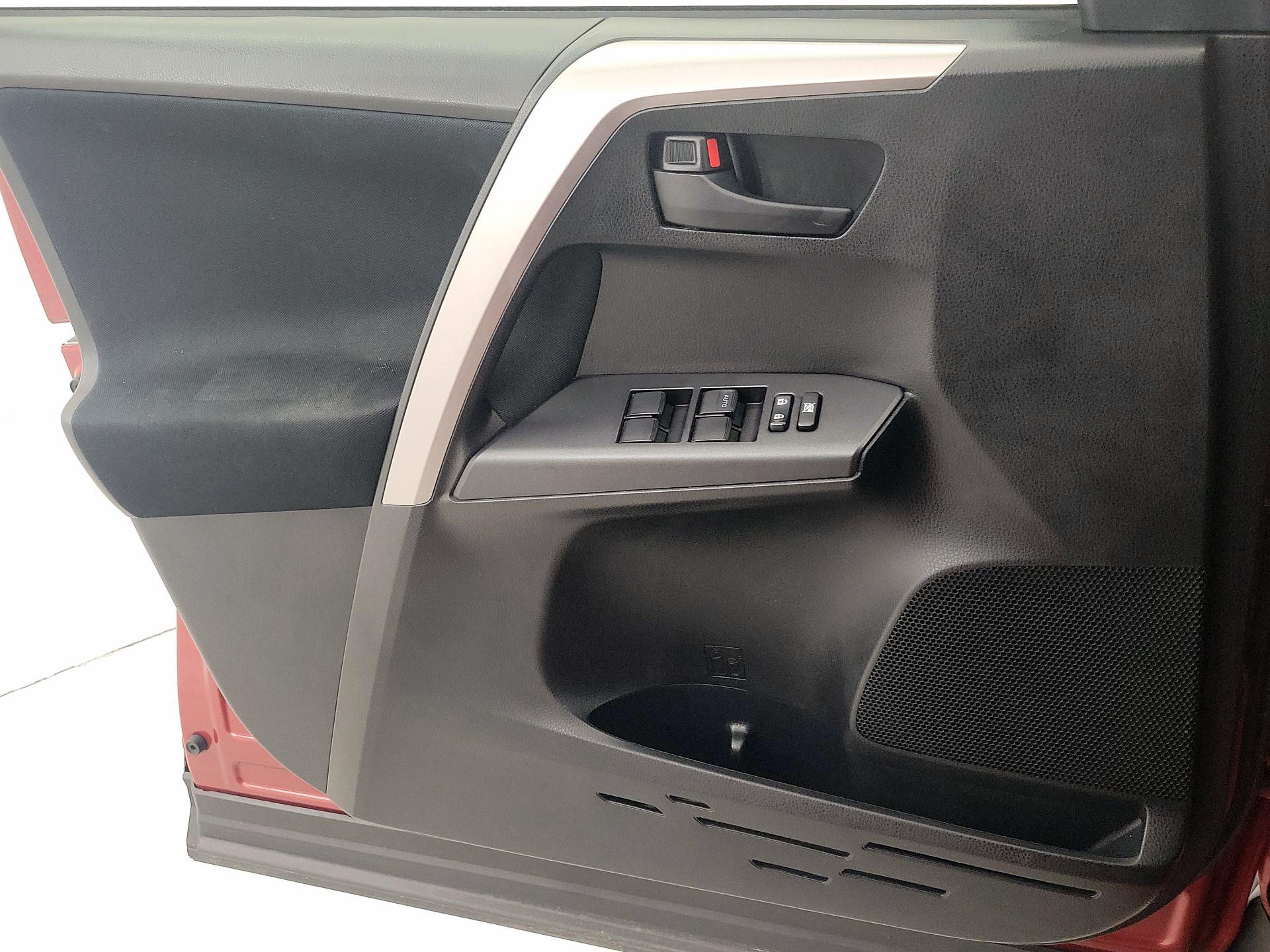 Thumbnail: 2016 Toyota RAV4 - 12