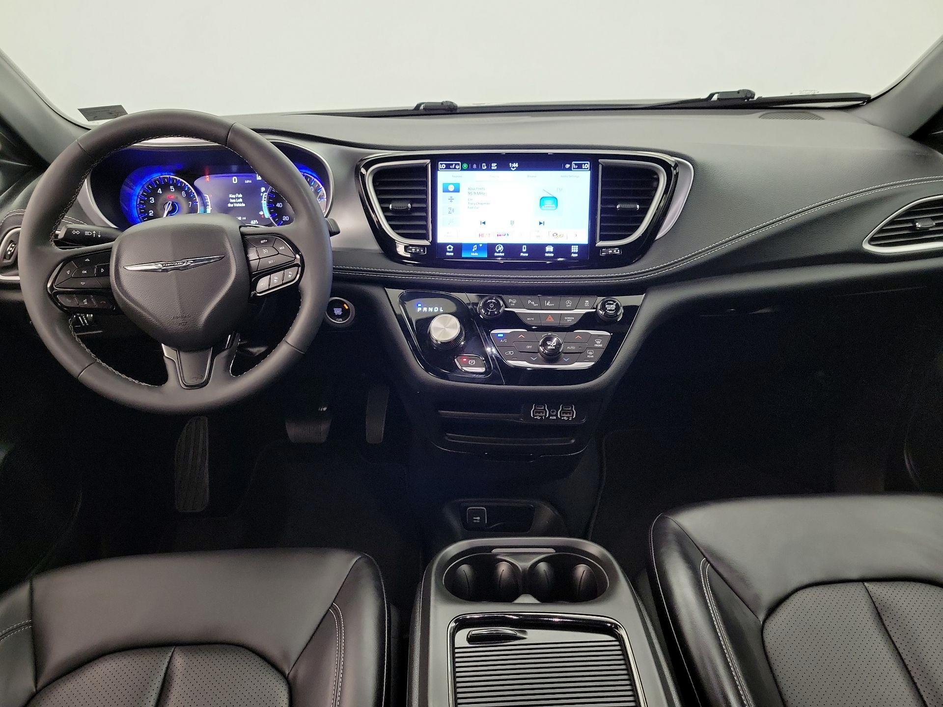 Thumbnail: 2023 Chrysler Pacifica - 9