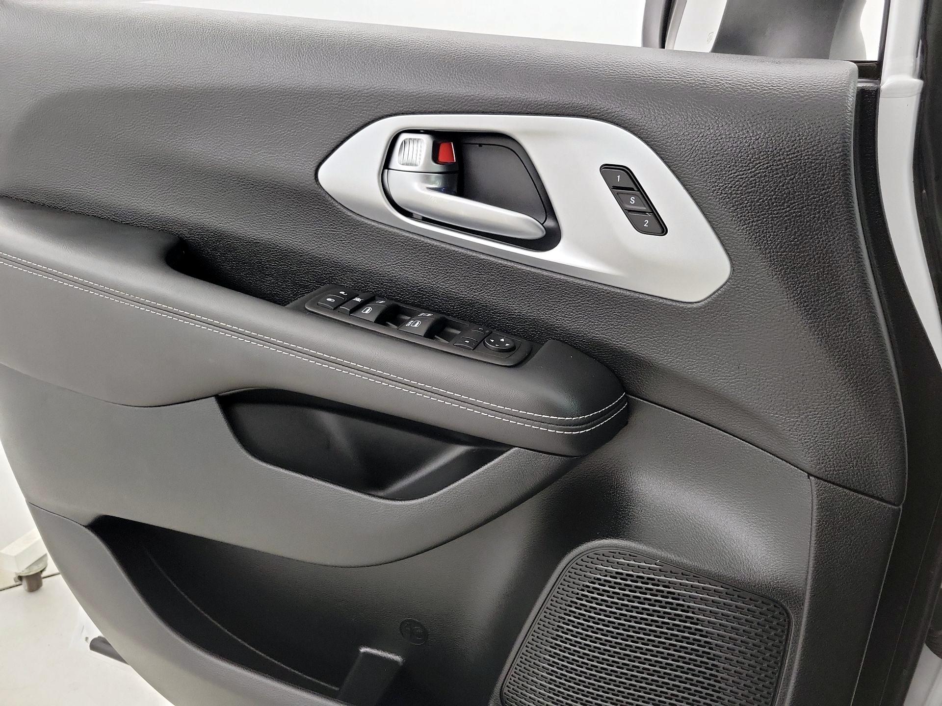 Thumbnail: 2023 Chrysler Pacifica - 12