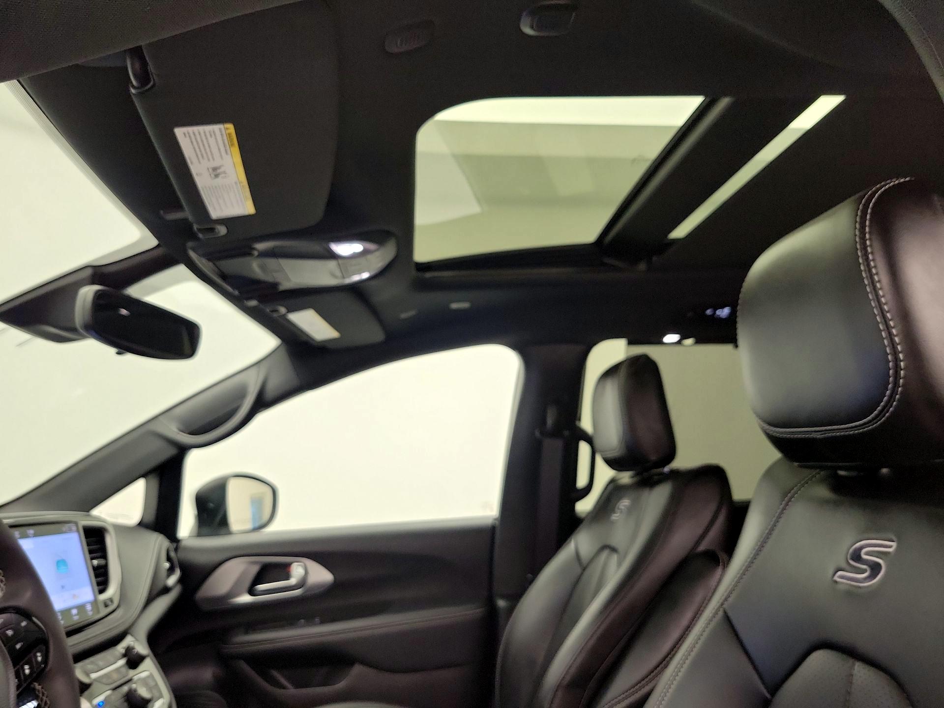 Thumbnail: 2023 Chrysler Pacifica - 19