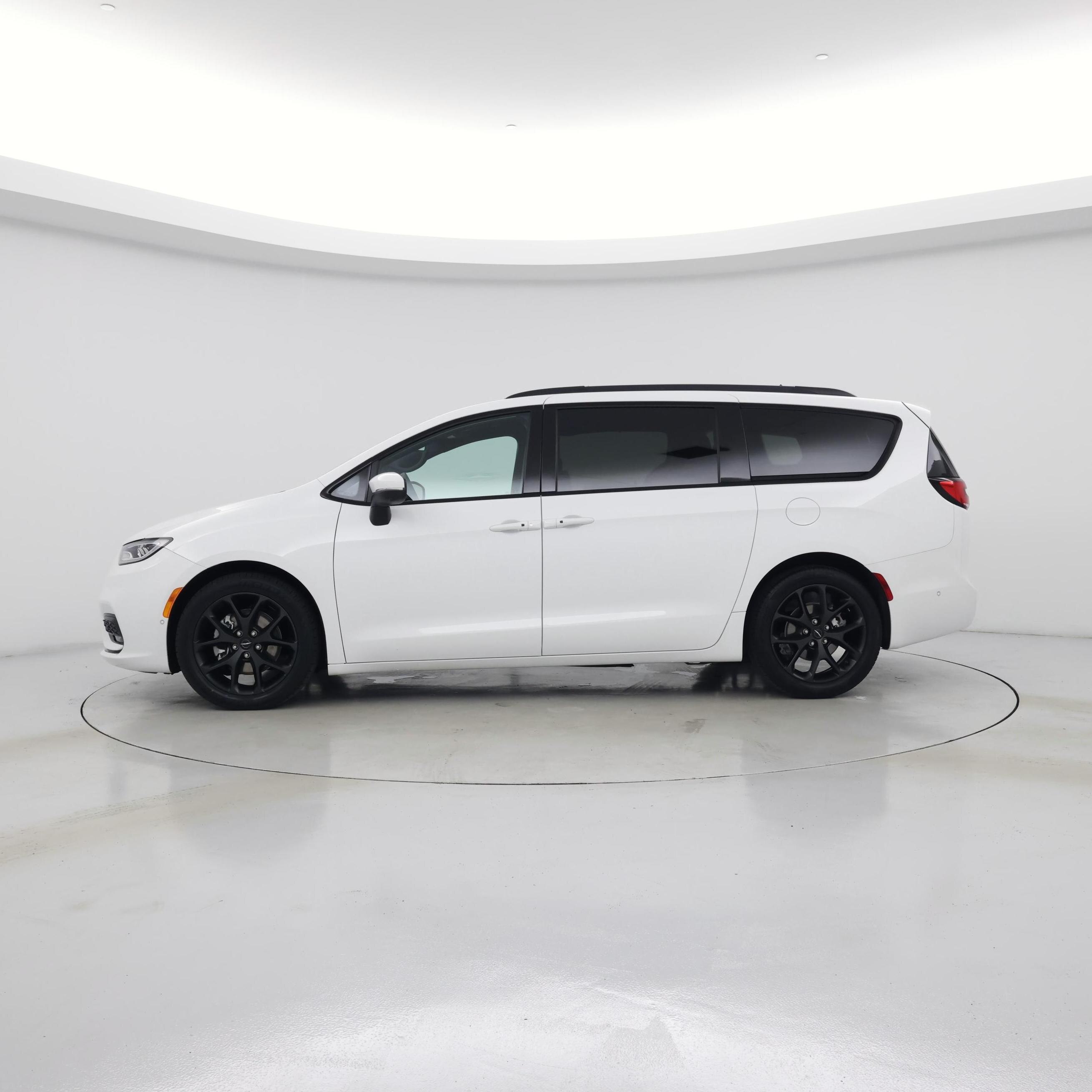 Thumbnail: 2023 Chrysler Pacifica - 3