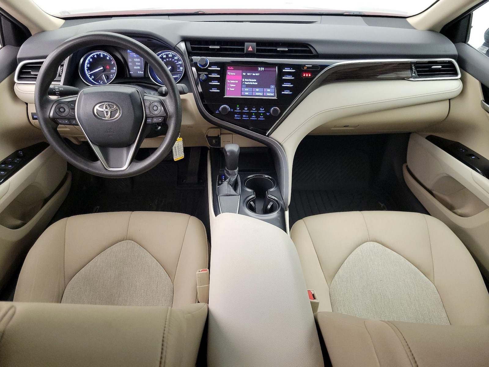 2018 Toyota Camry LE - Photo 10