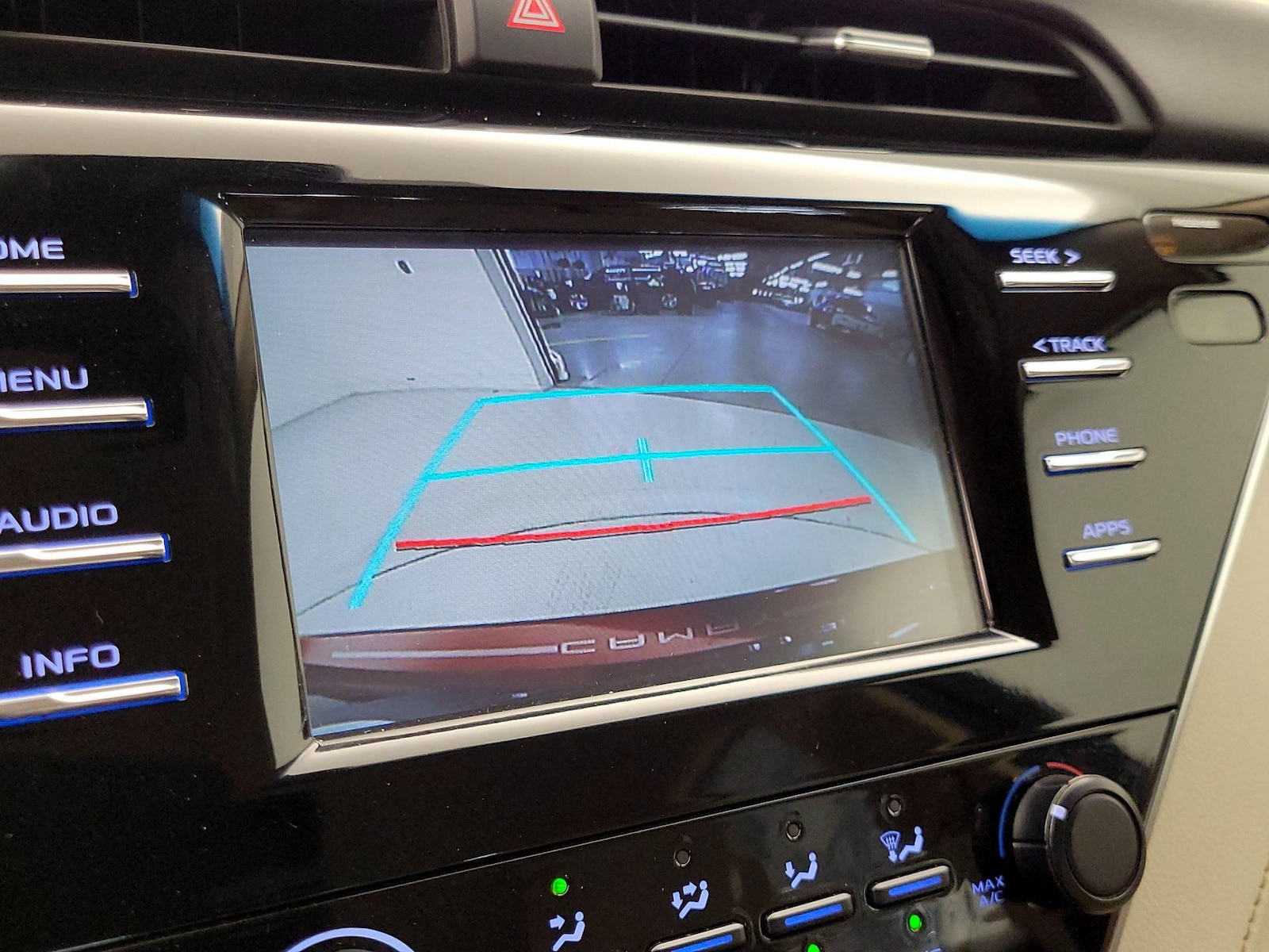 2018 Toyota Camry LE - Photo 15