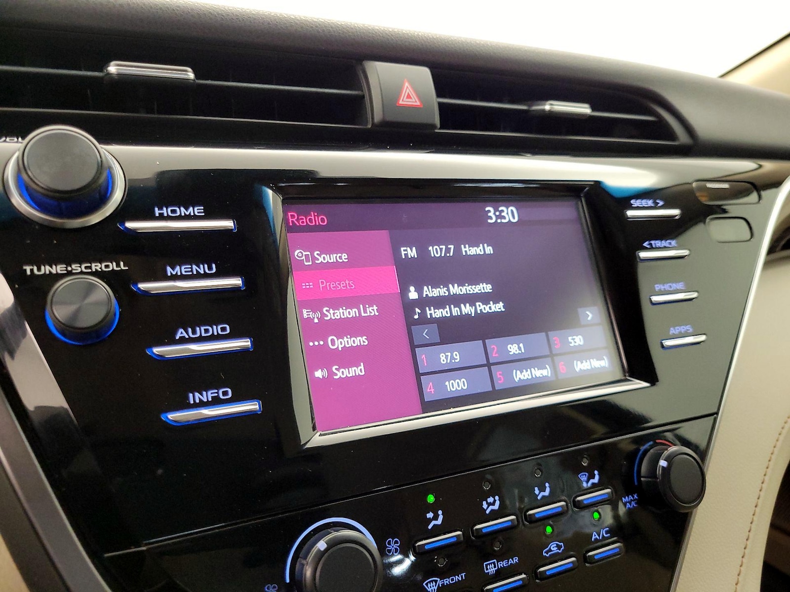 2018 Toyota Camry LE - Photo 16