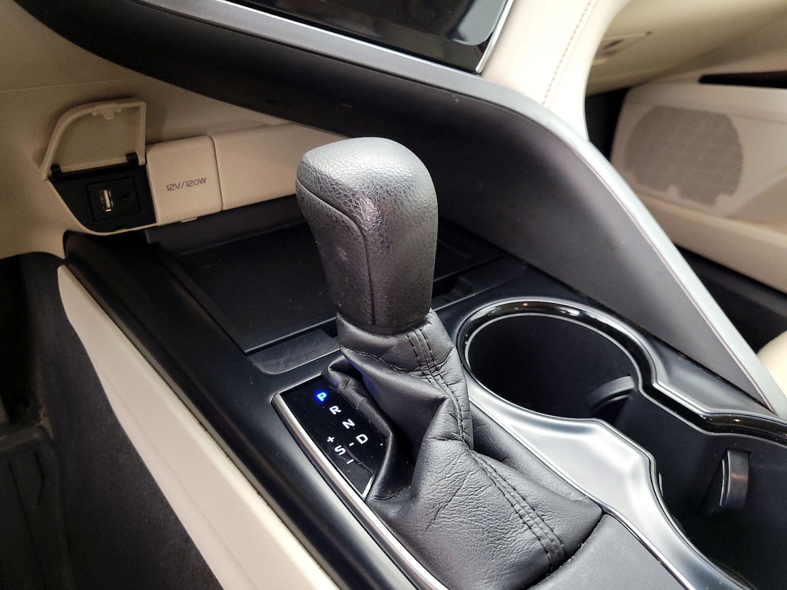 2018 Toyota Camry LE - Photo 18