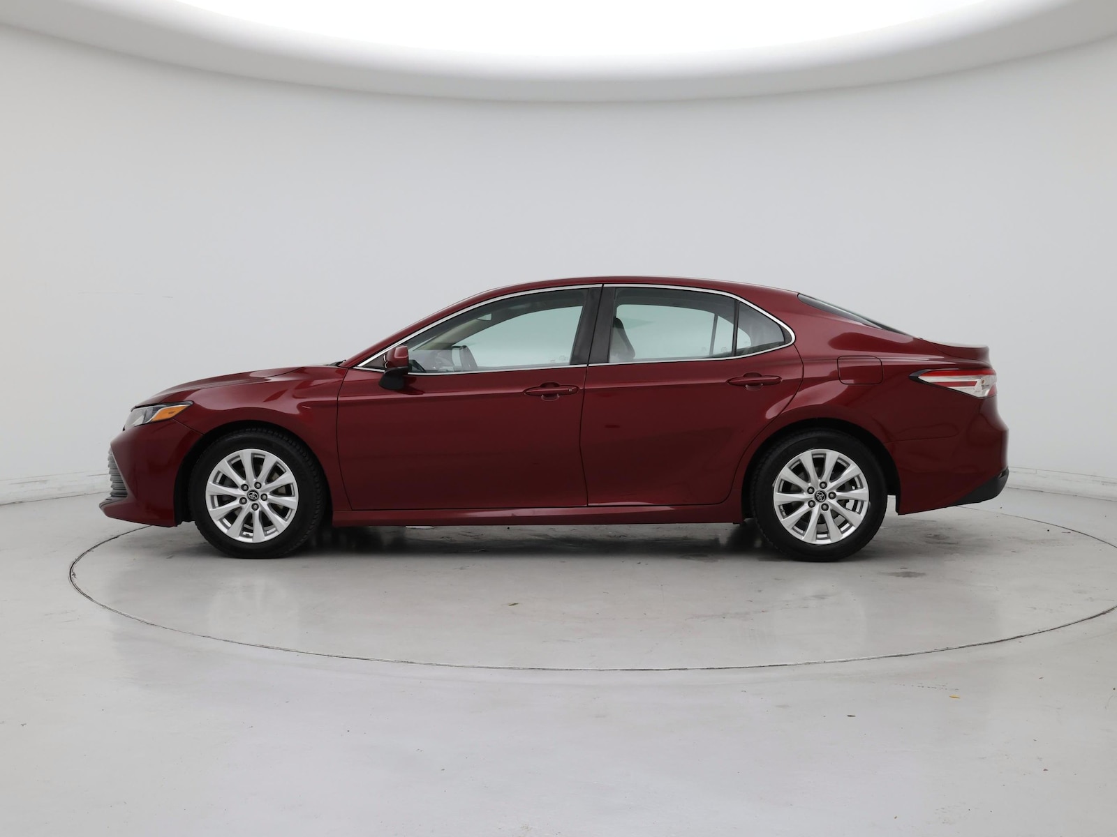 2018 Toyota Camry LE - Photo 4