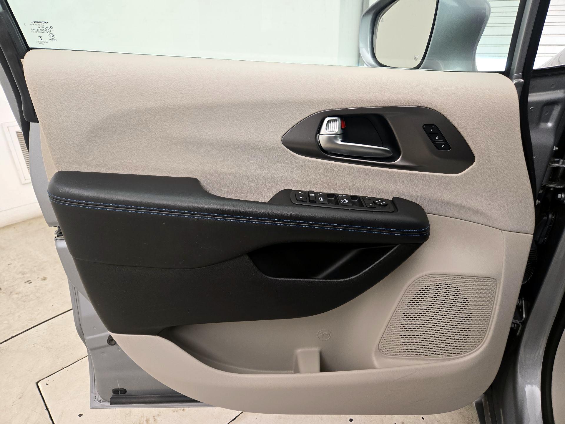 Thumbnail: 2021 Chrysler Pacifica - 12