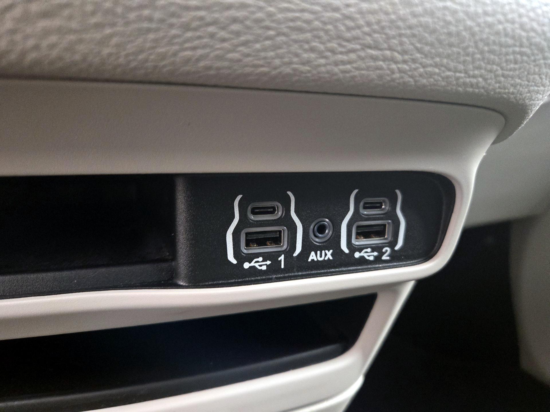 Thumbnail: 2021 Chrysler Pacifica - 18