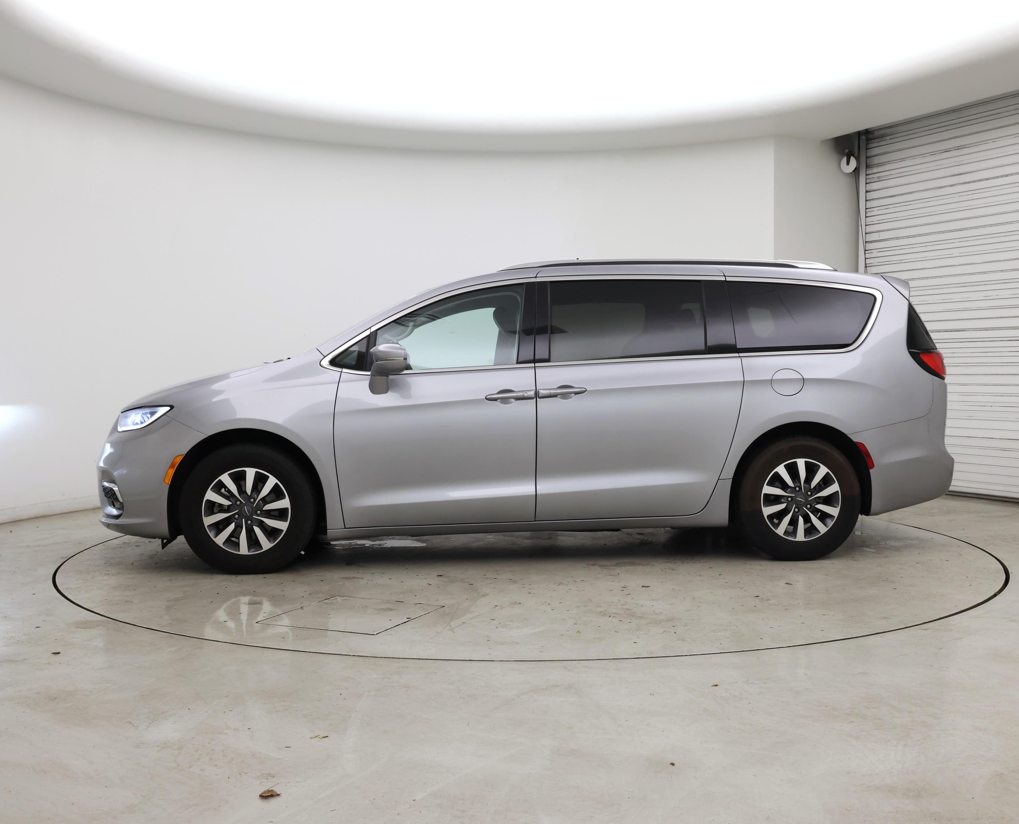 Thumbnail: 2021 Chrysler Pacifica - 3
