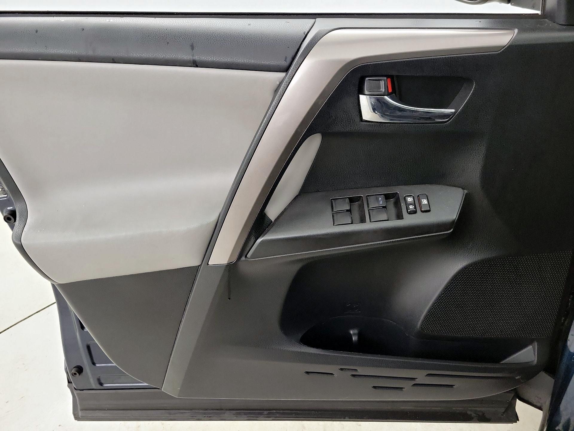 Thumbnail: 2018 Toyota RAV4 - 12