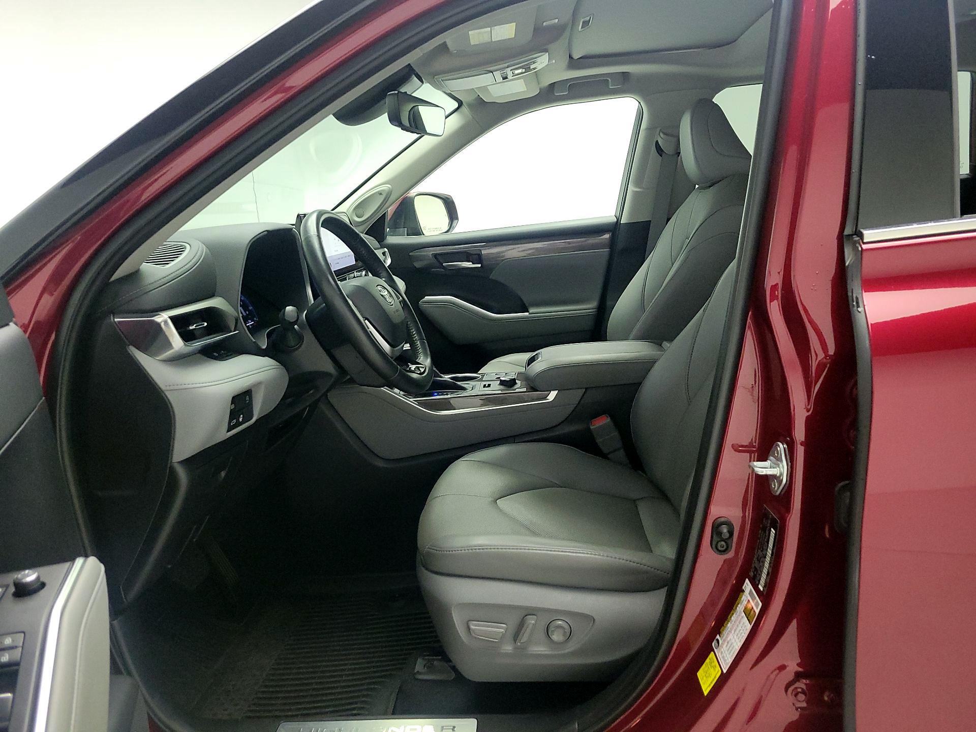 Thumbnail: 2023 Toyota Highlander - 11