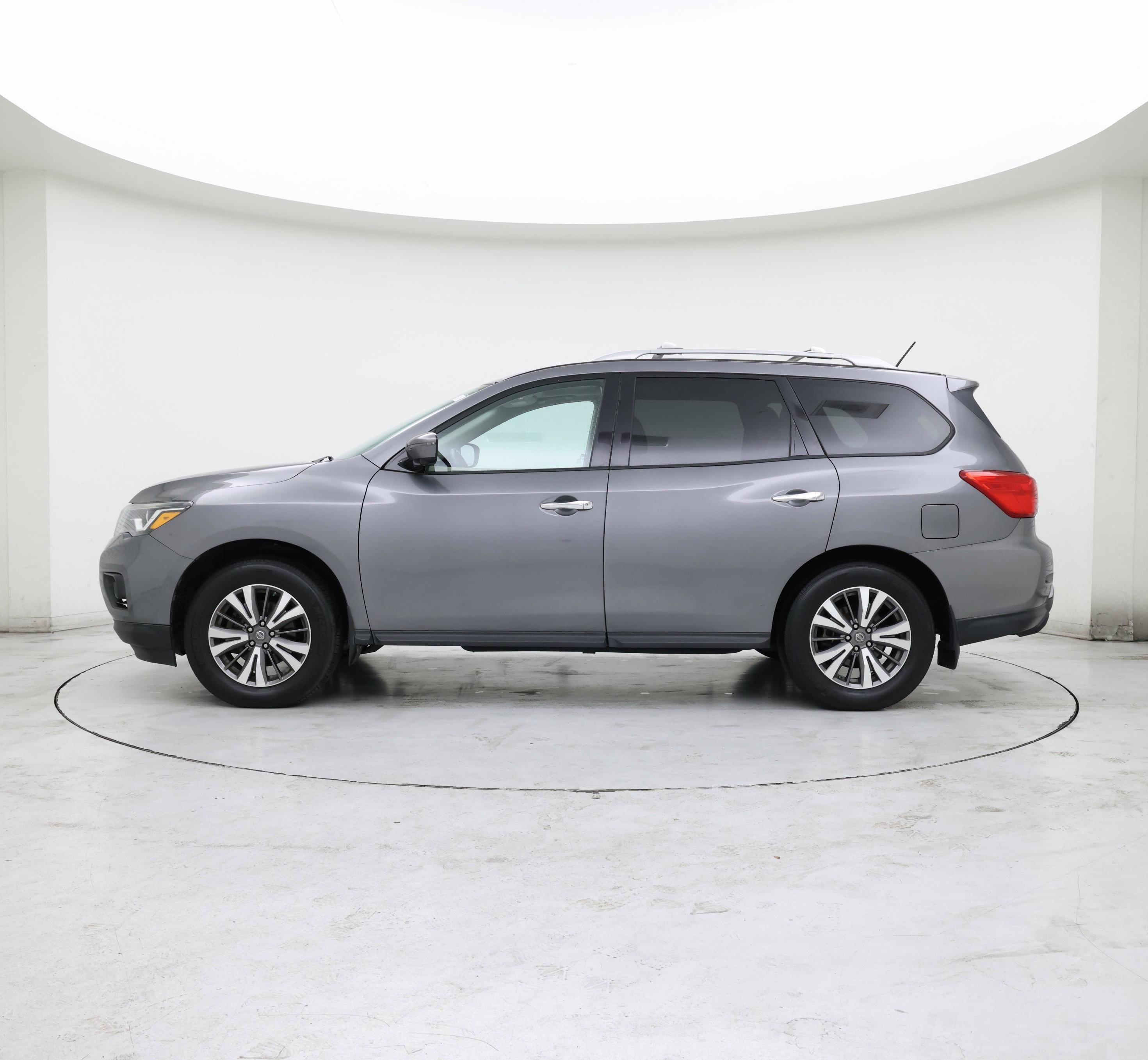 Thumbnail: 2017 Nissan Pathfinder - 3