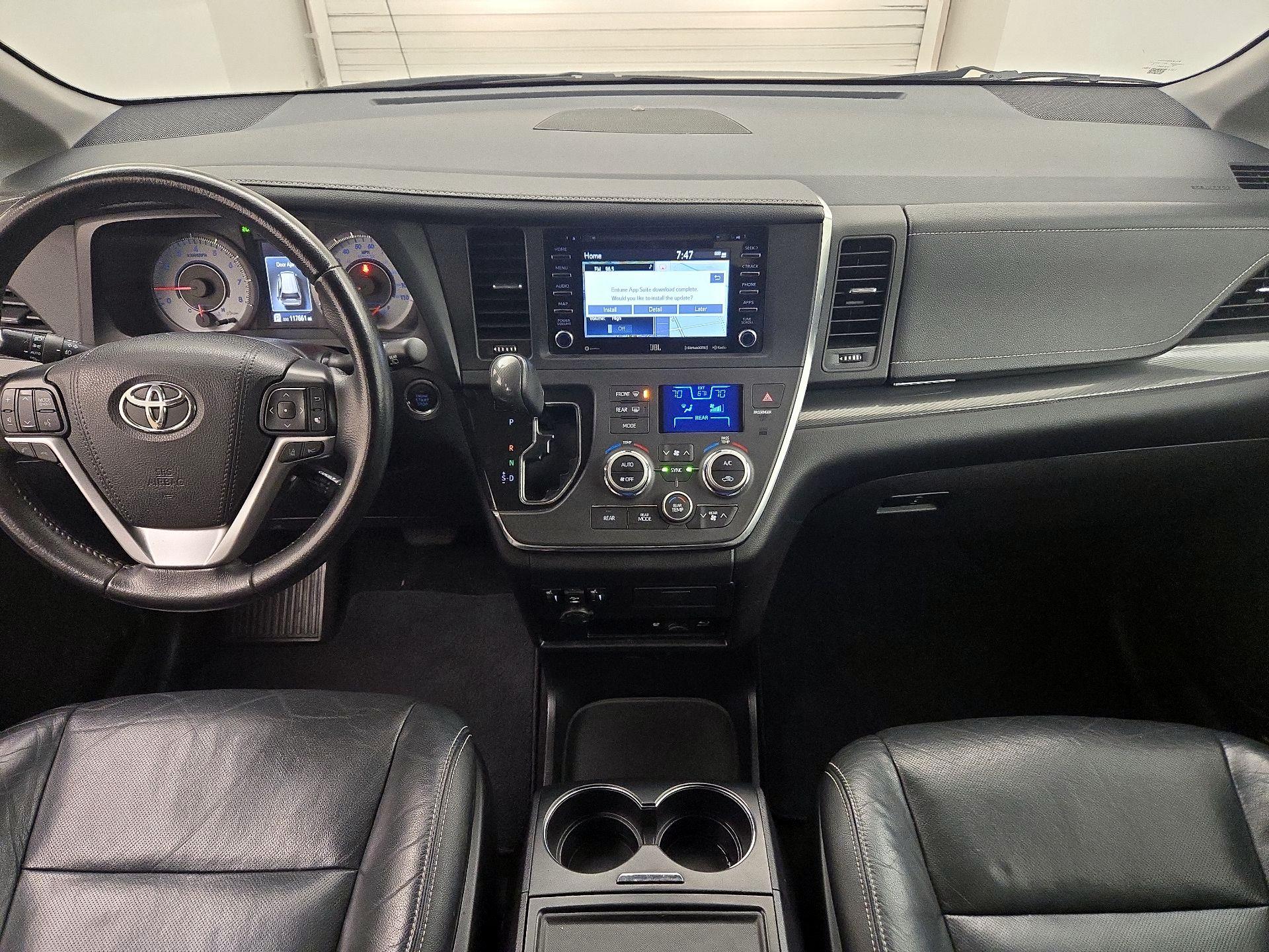 Thumbnail: 2019 Toyota Sienna - 9