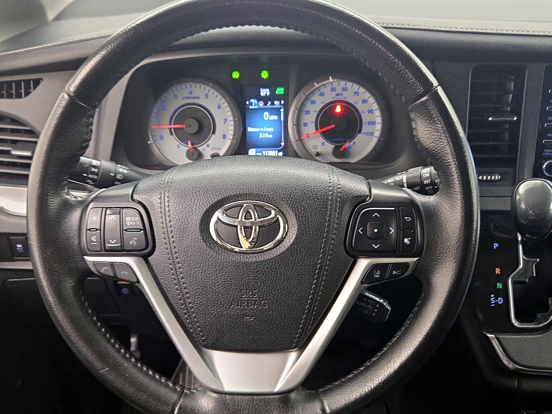 Thumbnail: 2019 Toyota Sienna - 10