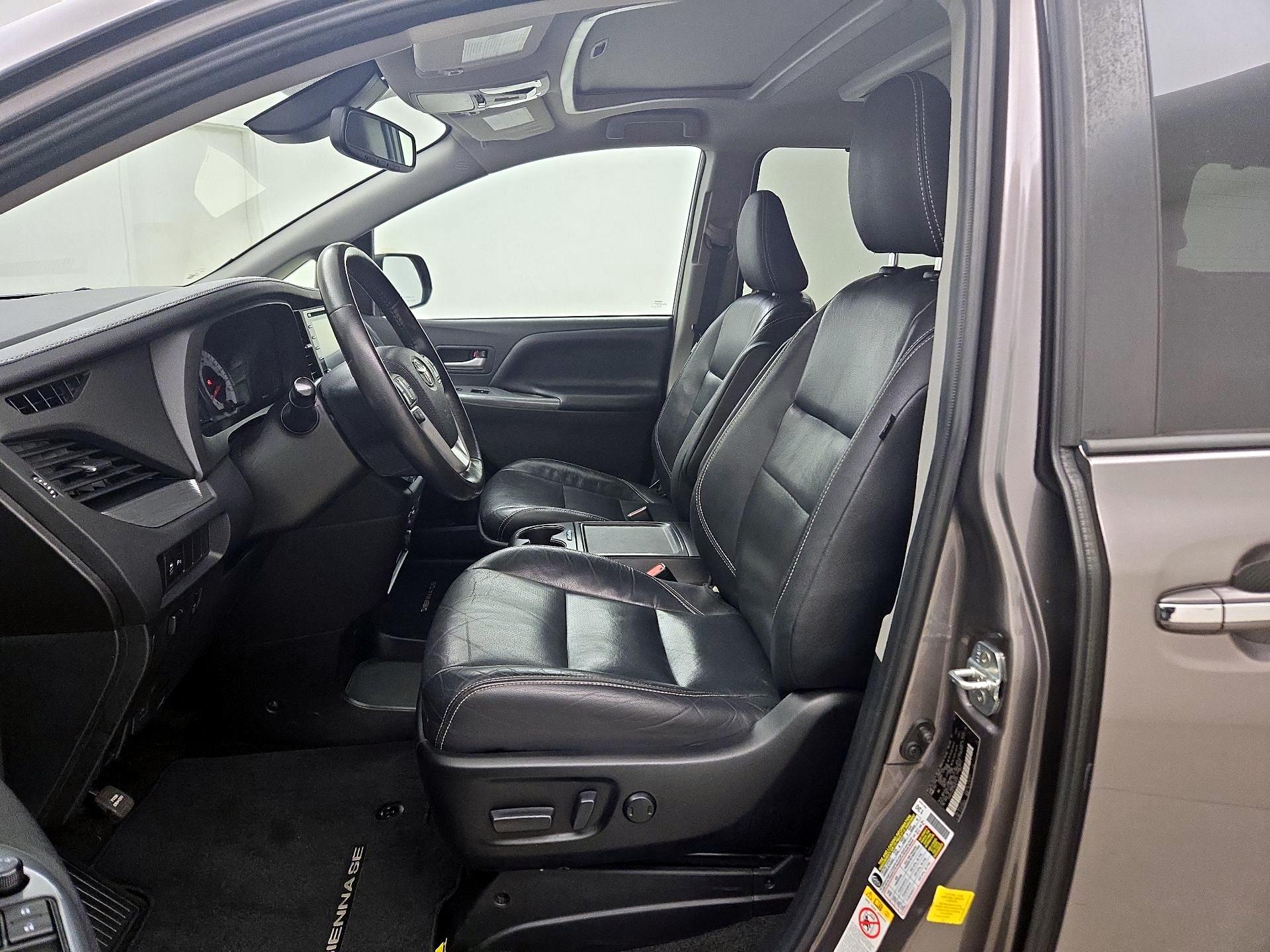 Thumbnail: 2019 Toyota Sienna - 11