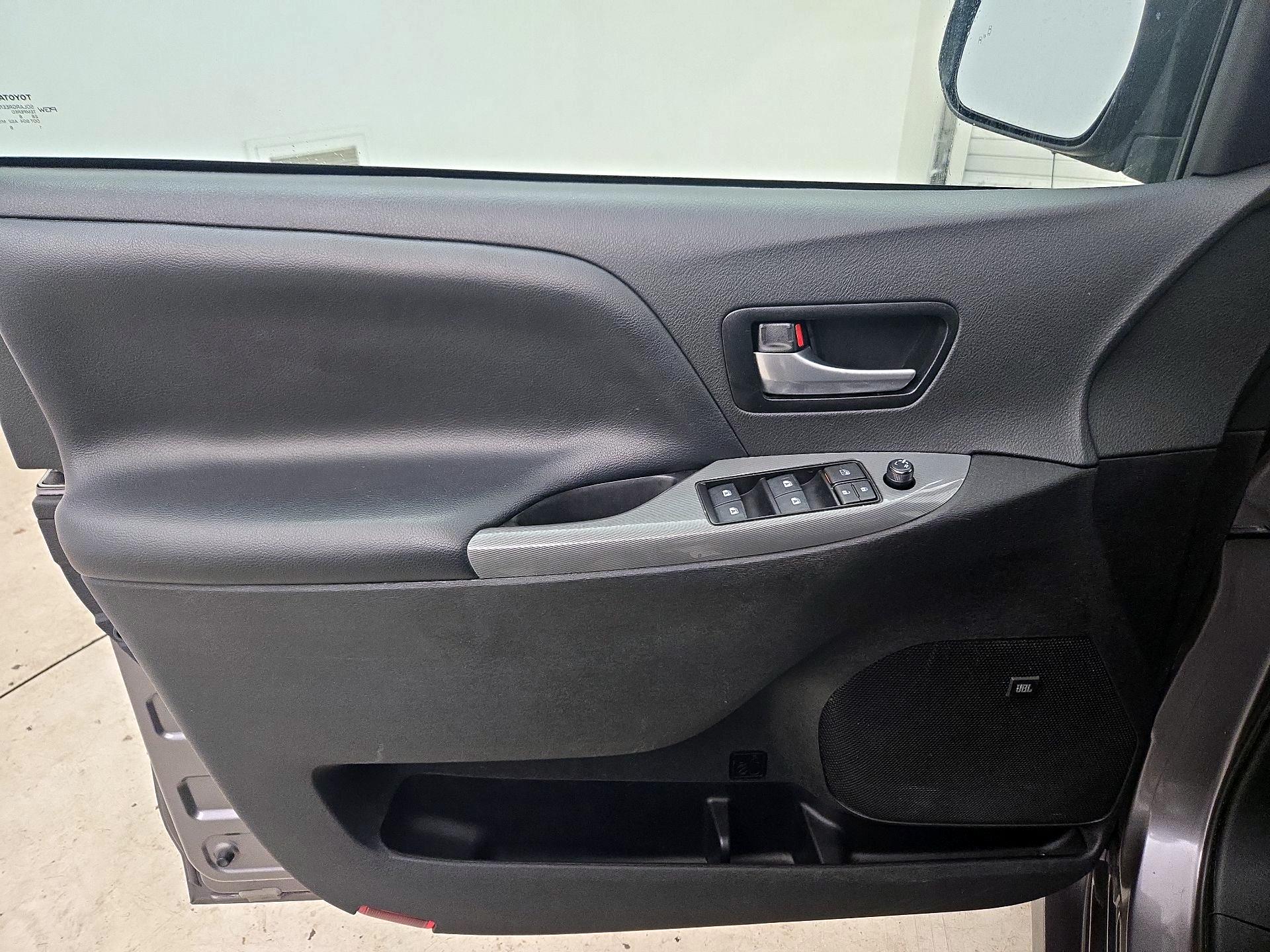 Thumbnail: 2019 Toyota Sienna - 12