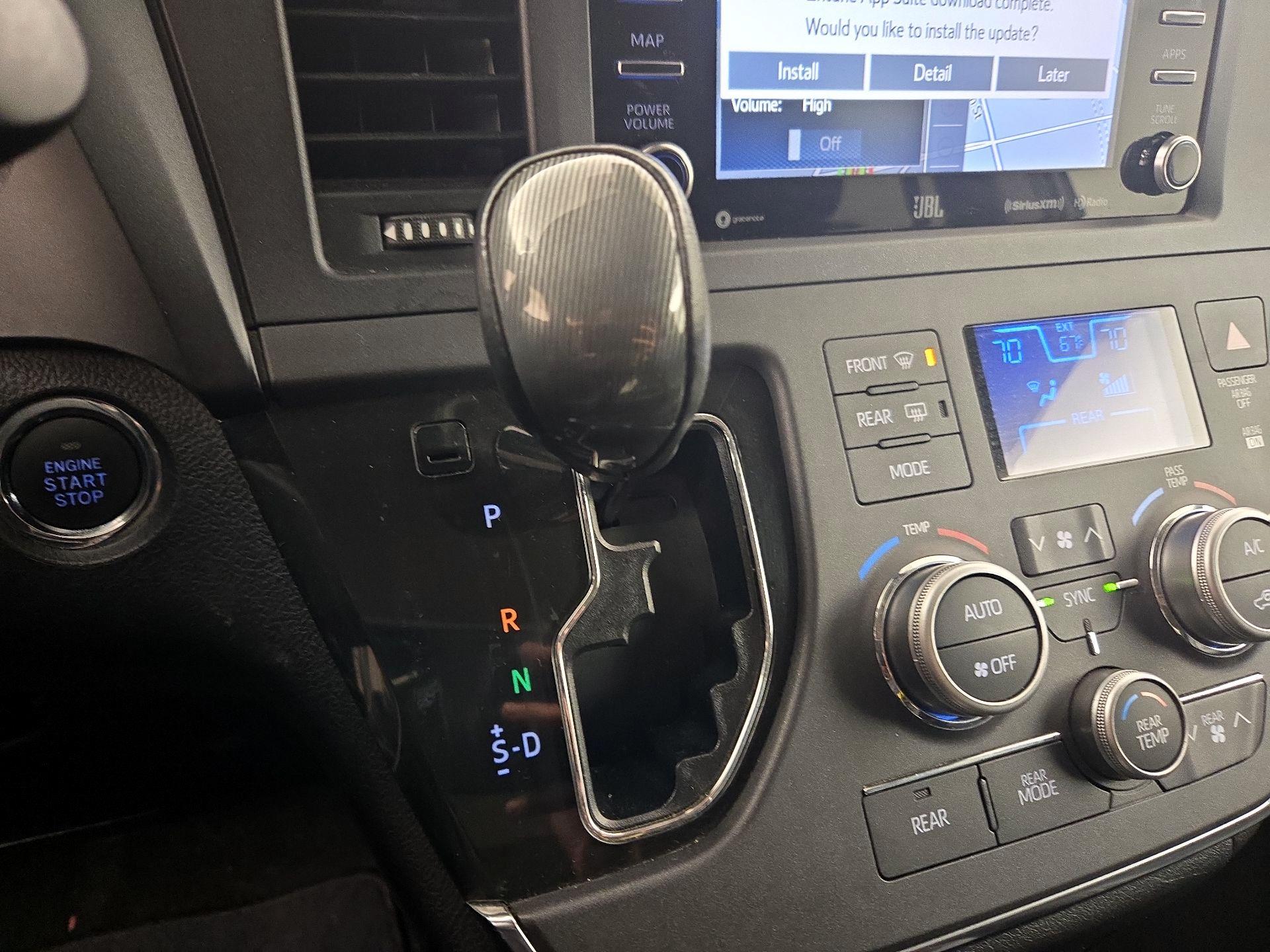 Thumbnail: 2019 Toyota Sienna - 16