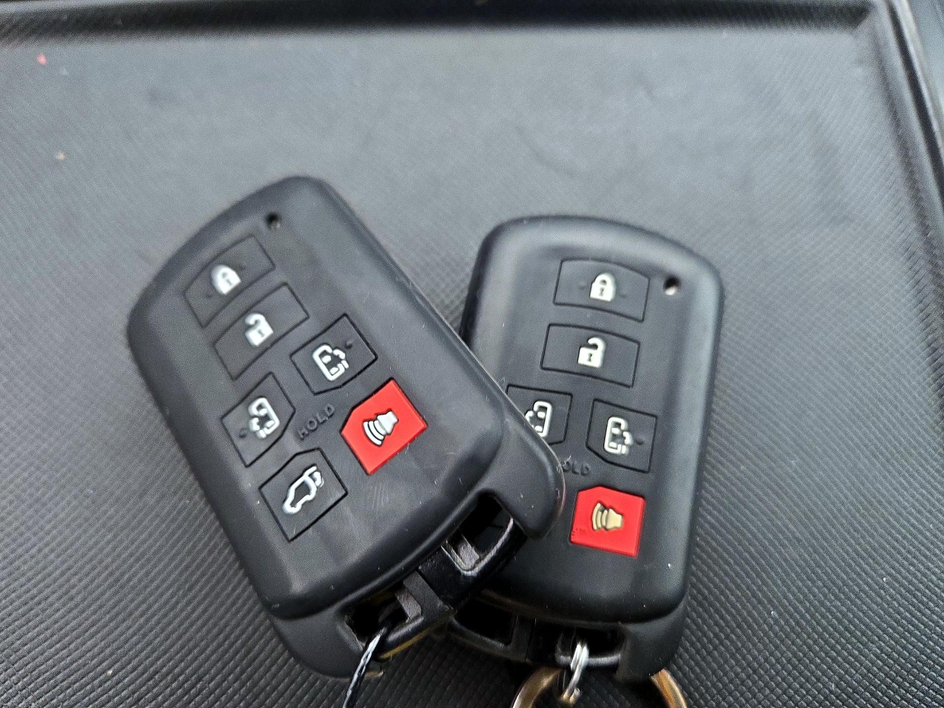 Thumbnail: 2019 Toyota Sienna - 19