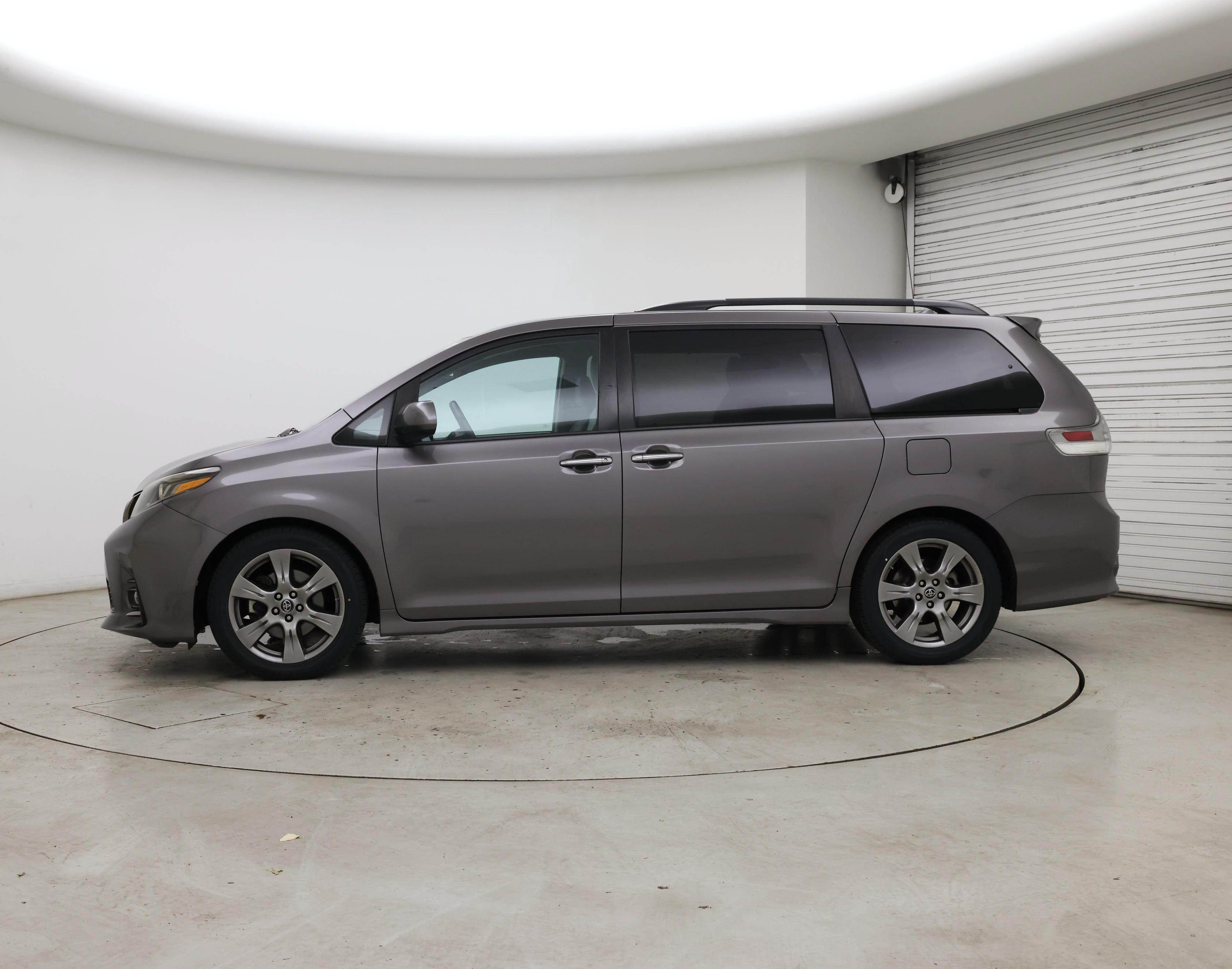 Thumbnail: 2019 Toyota Sienna - 3
