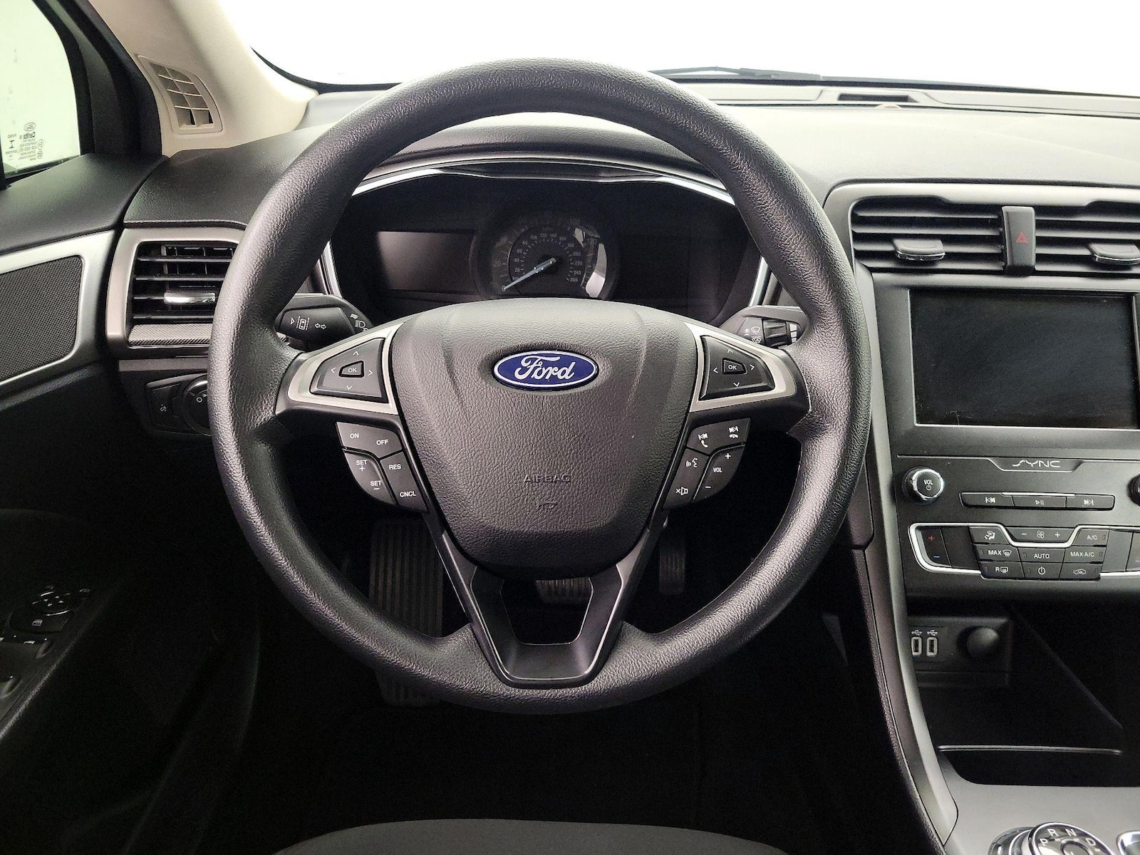 2020 Ford Fusion SE - Photo 11