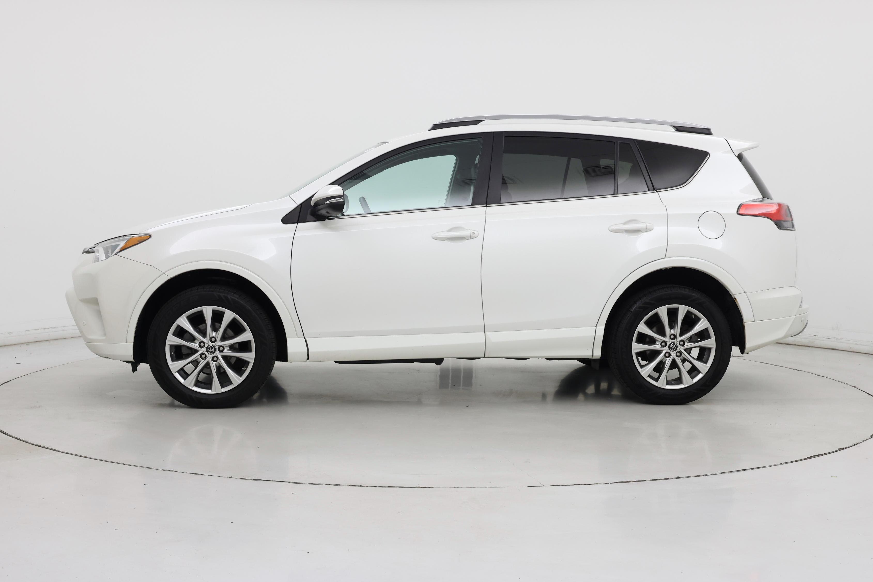 Thumbnail: 2018 Toyota RAV4 - 3