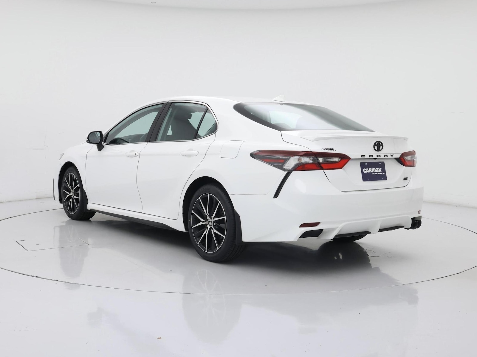 2023 Toyota Camry SE - Photo 3