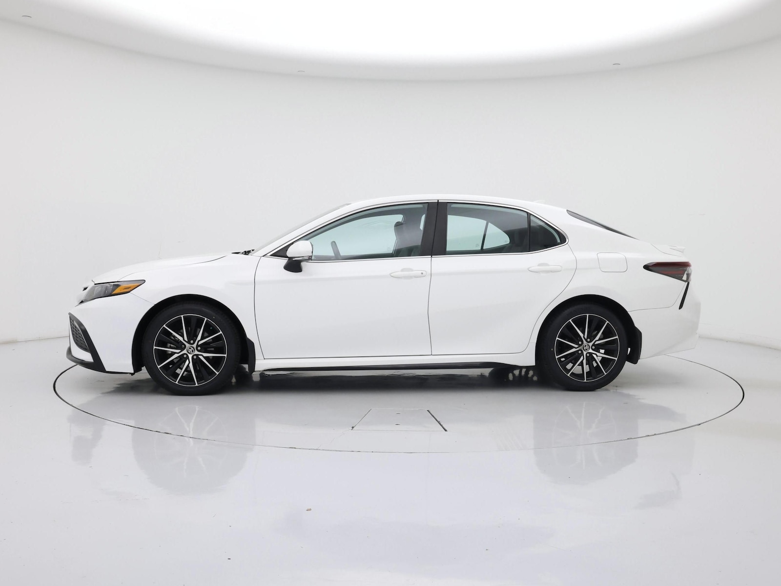 2023 Toyota Camry SE - Photo 4