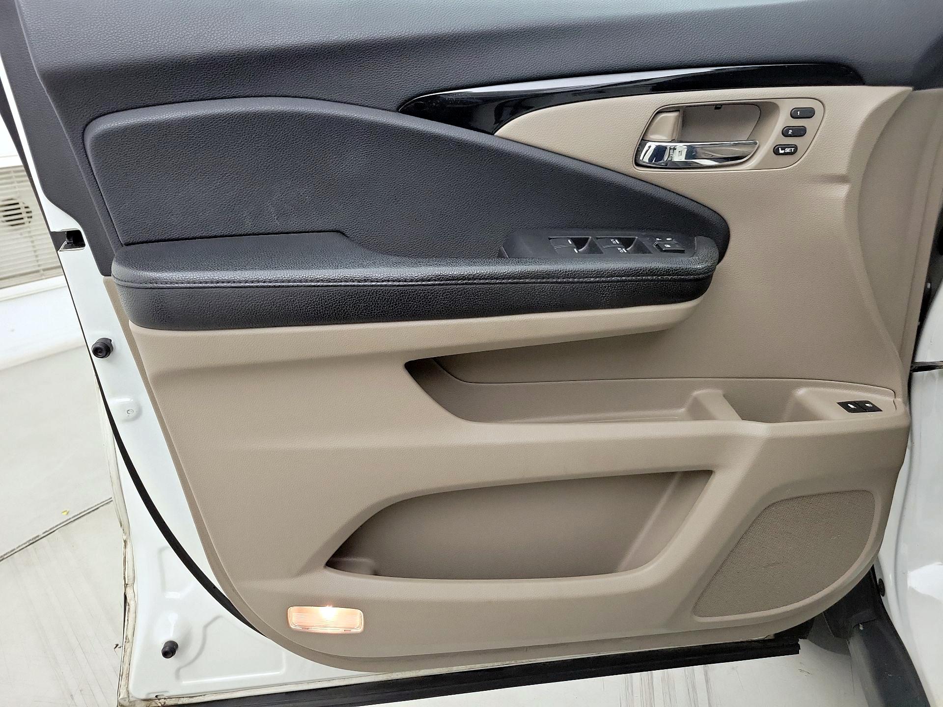 Thumbnail: 2017 Honda Pilot - 12