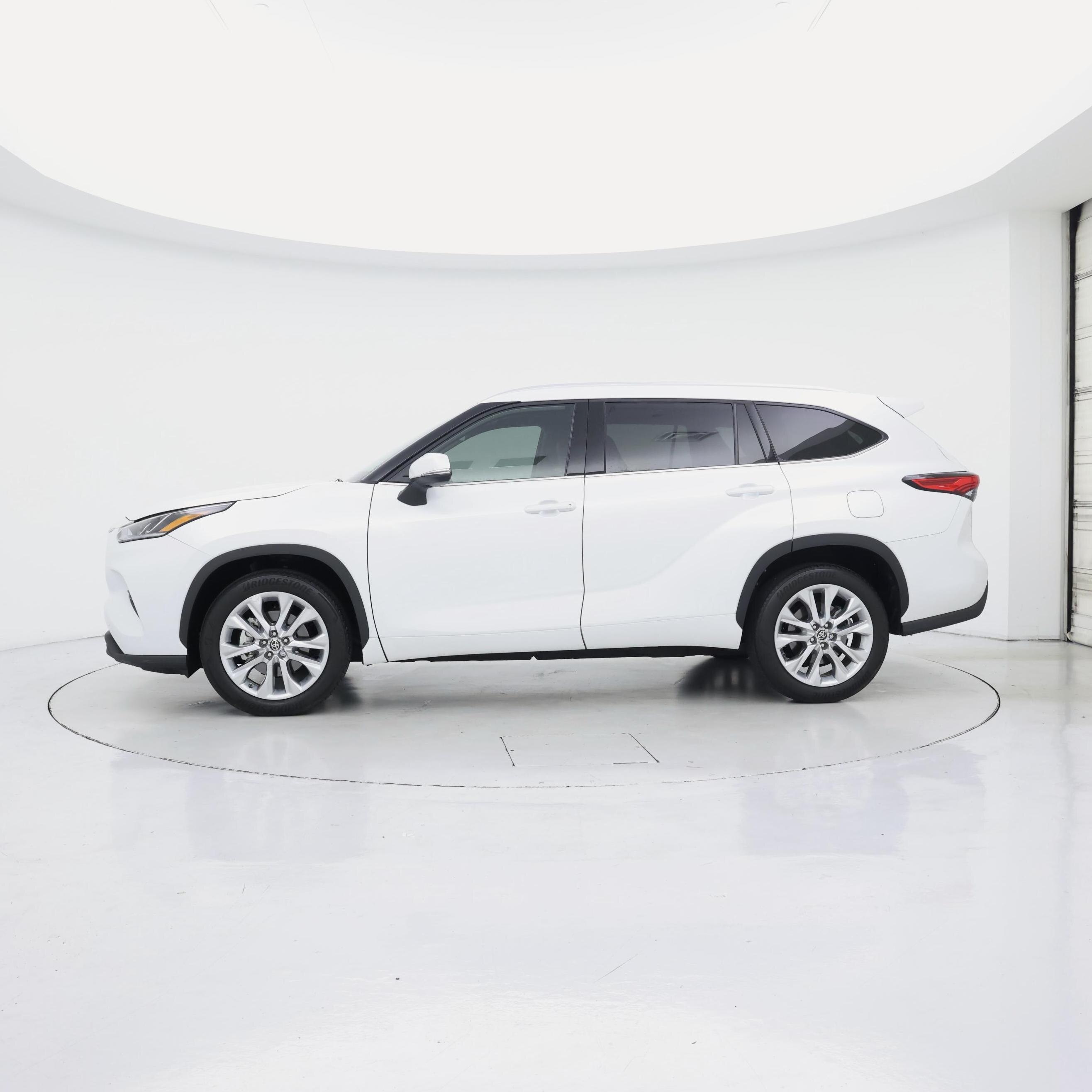 Thumbnail: 2022 Toyota Highlander - 3