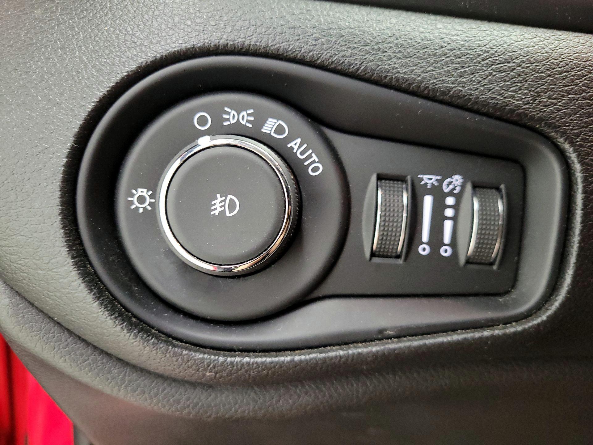 Thumbnail: 2018 Jeep Renegade - 13