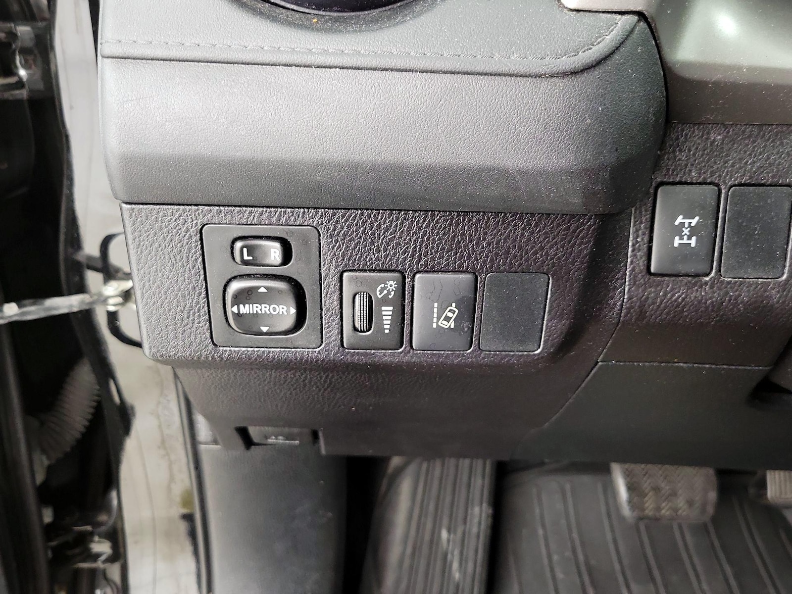 2017 Toyota RAV4 LE - Photo 14