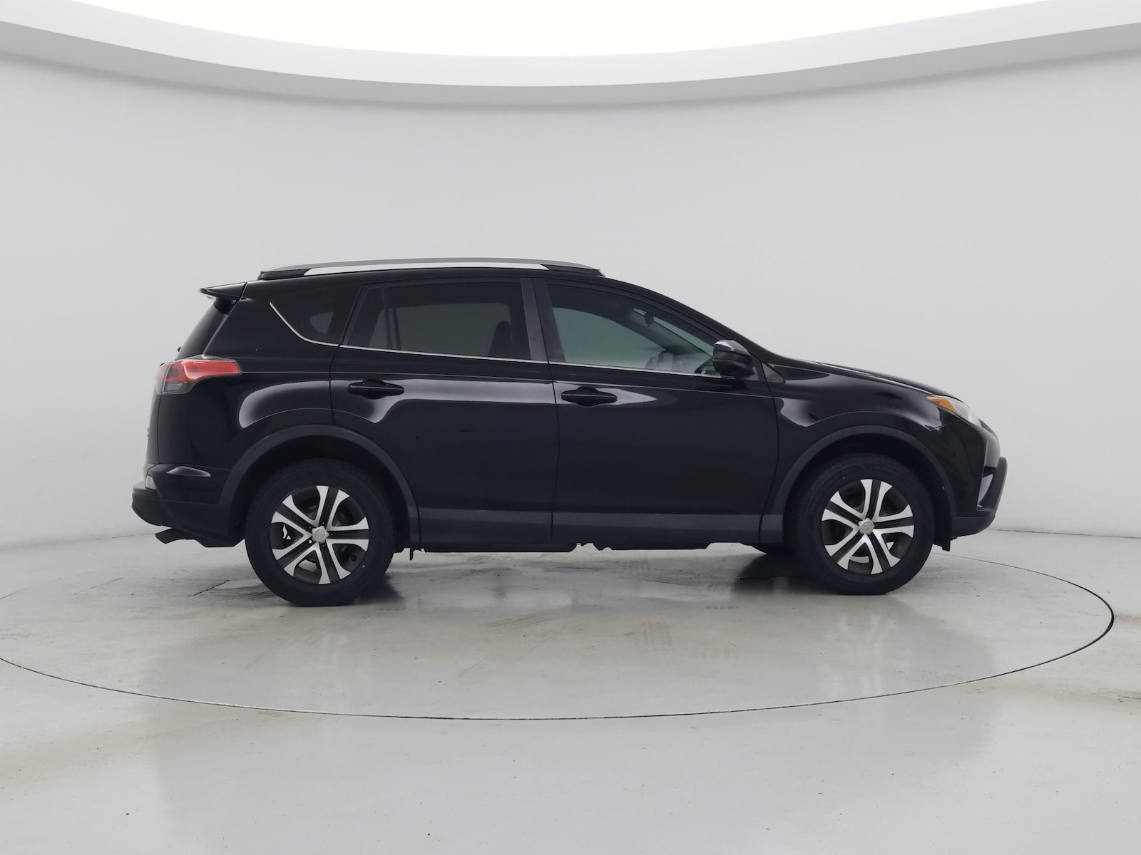 2017 Toyota RAV4 LE - Photo 8