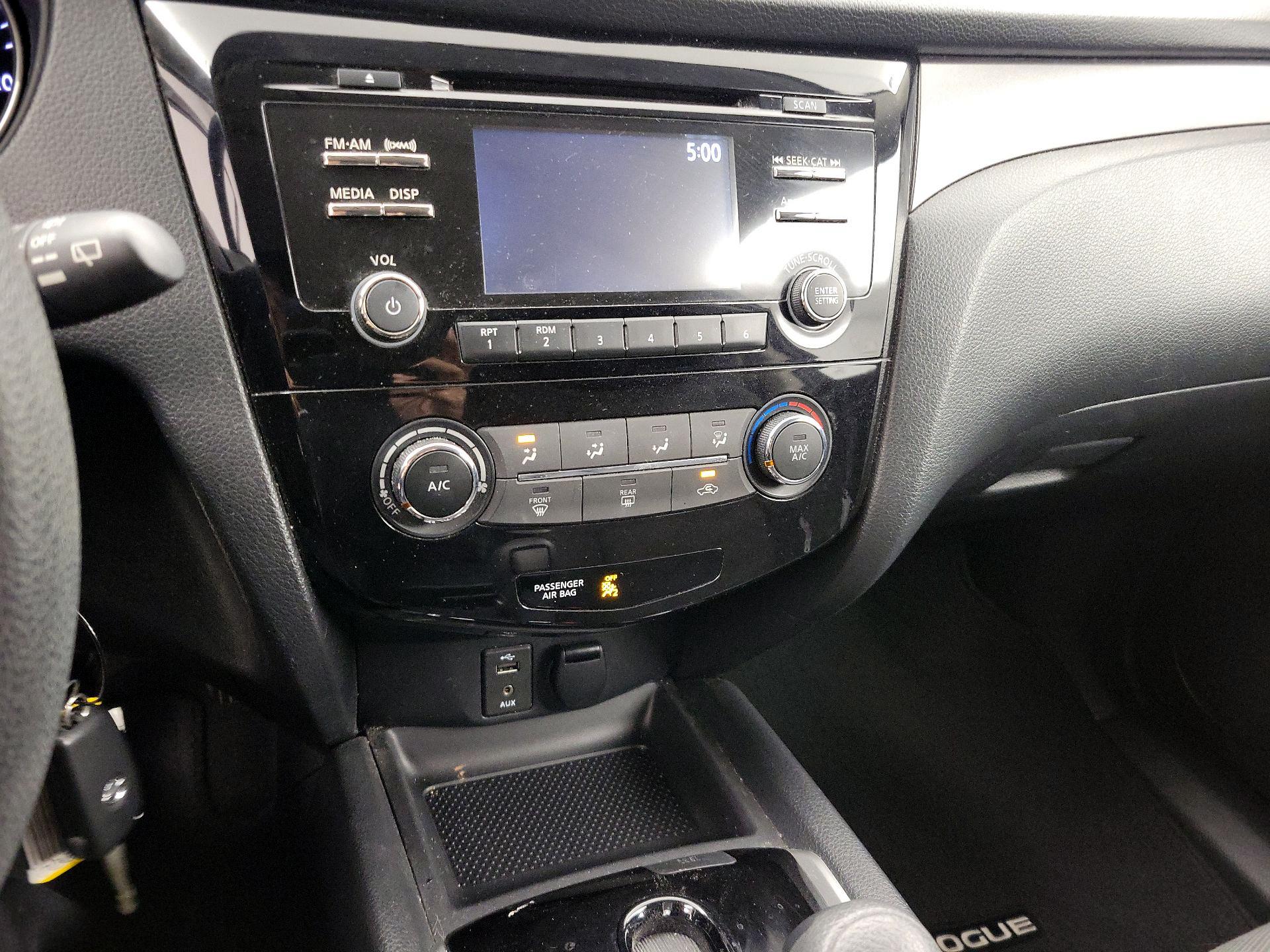 Thumbnail: 2016 Nissan Rogue - 16