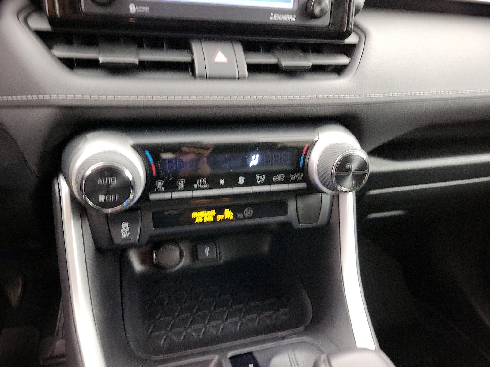 2021 Toyota RAV4 LE - Photo 8
